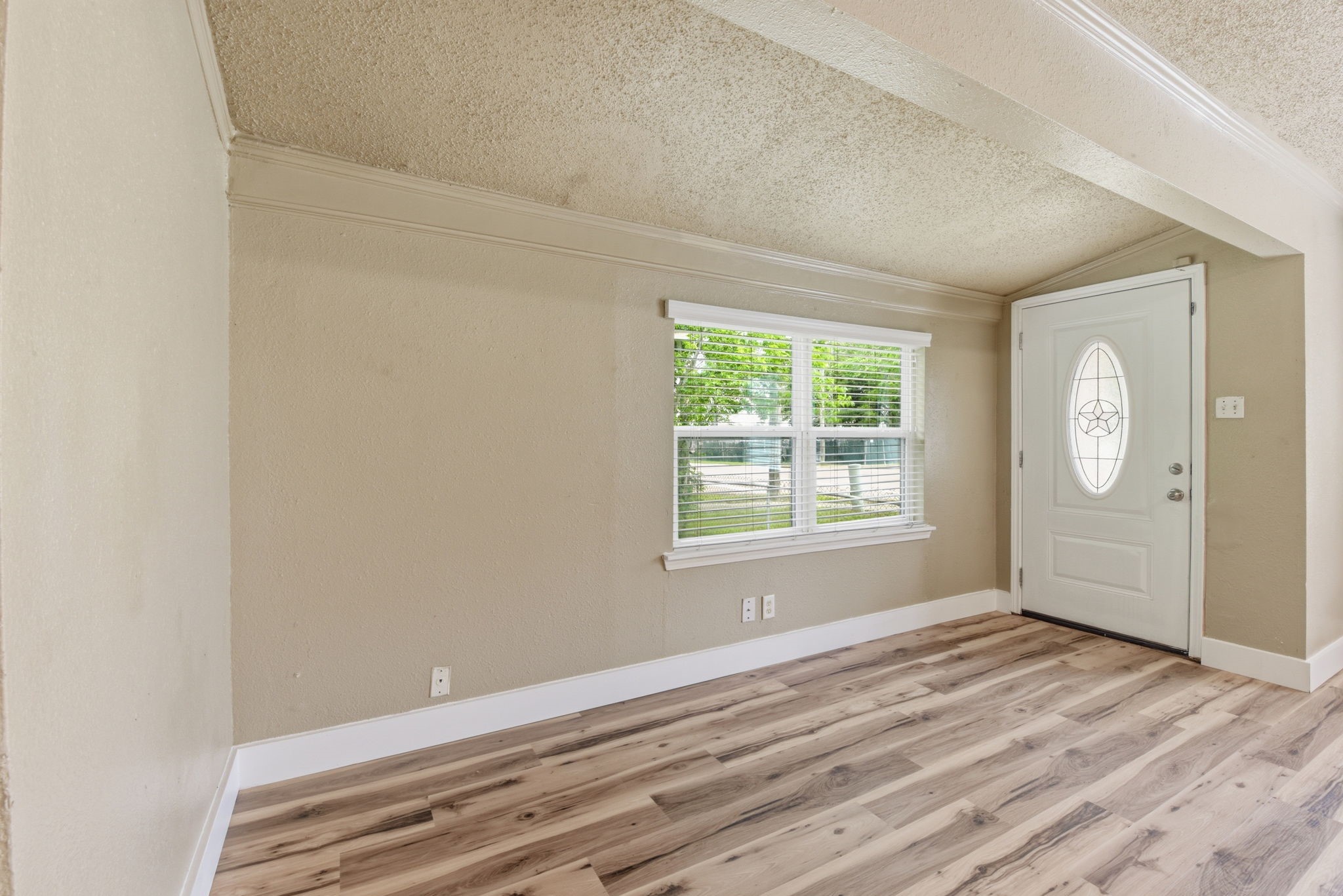 1109 E Walker Street Property Photo 13