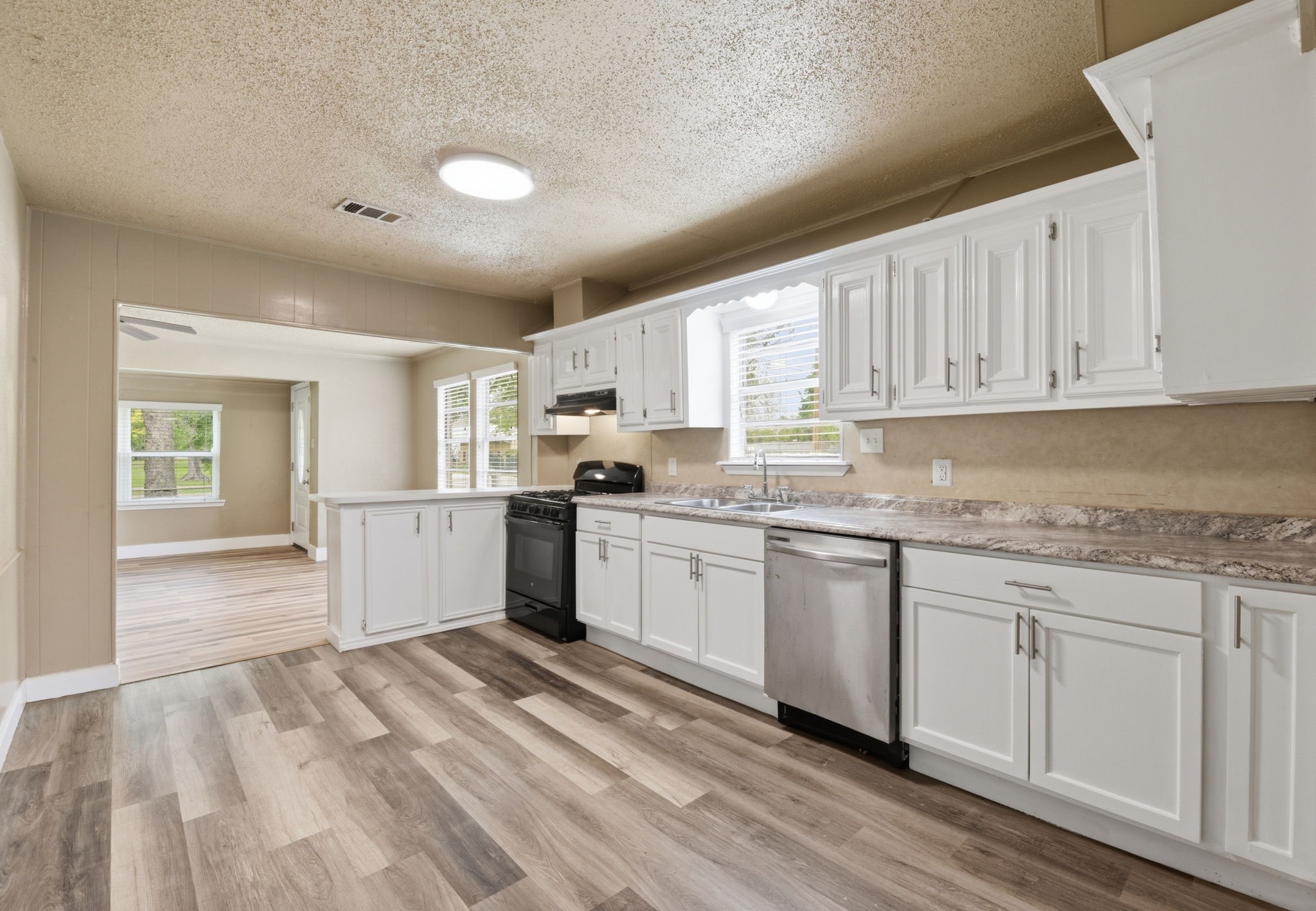 1109 E Walker Street Property Photo 17