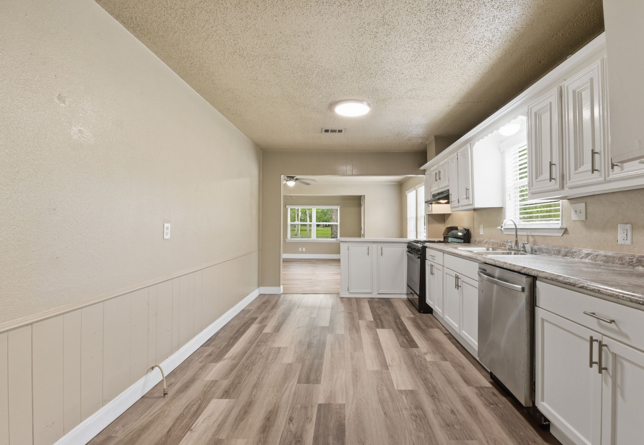 1109 E Walker Street Property Photo 18