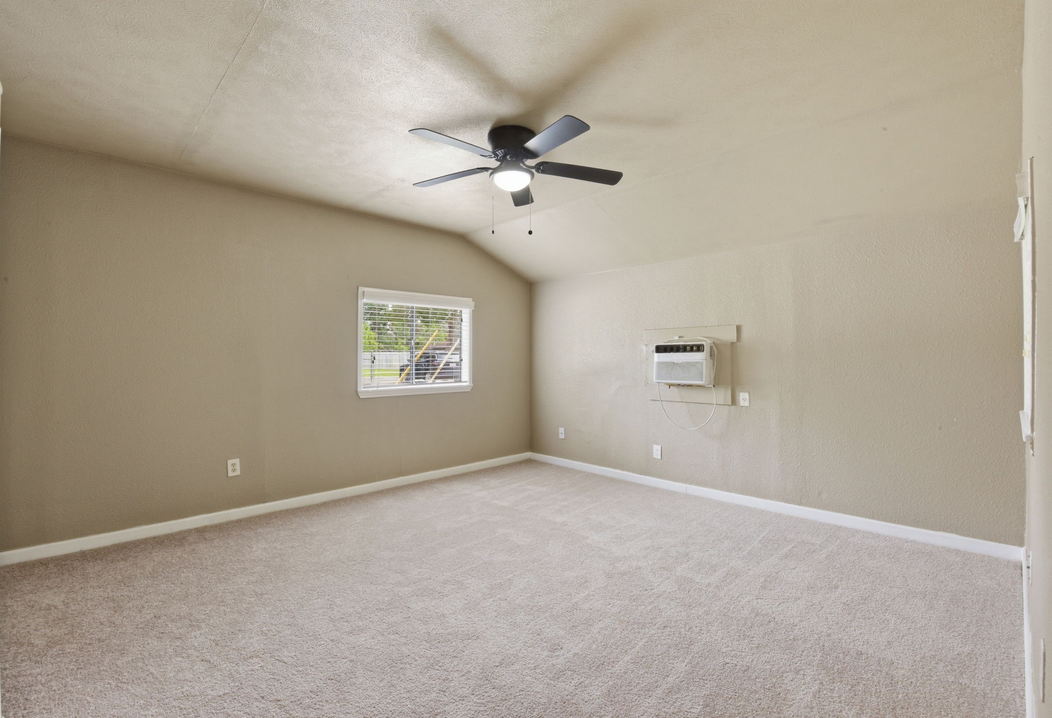 1109 E Walker Street Property Photo 24