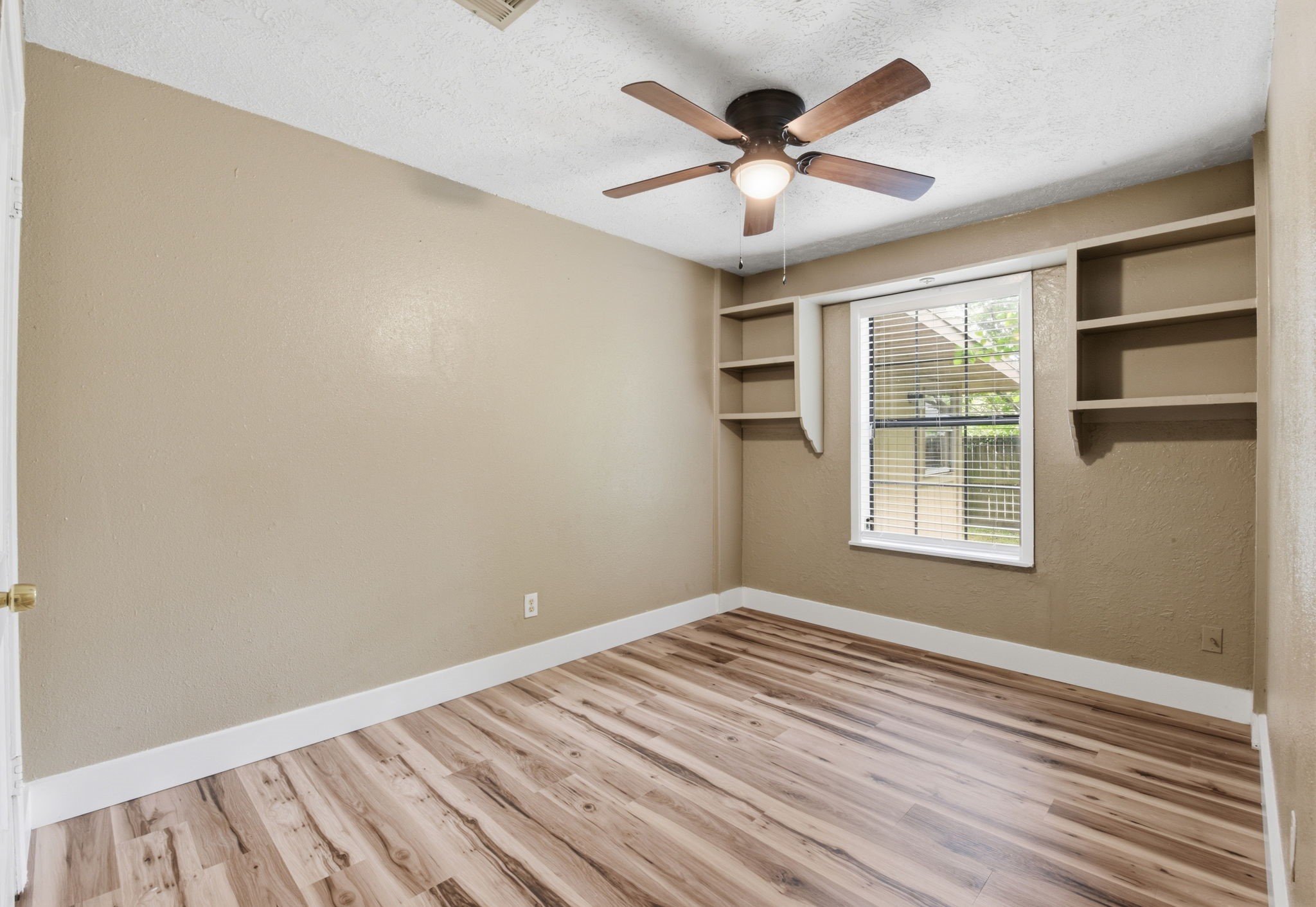 1109 E Walker Street Property Photo 30
