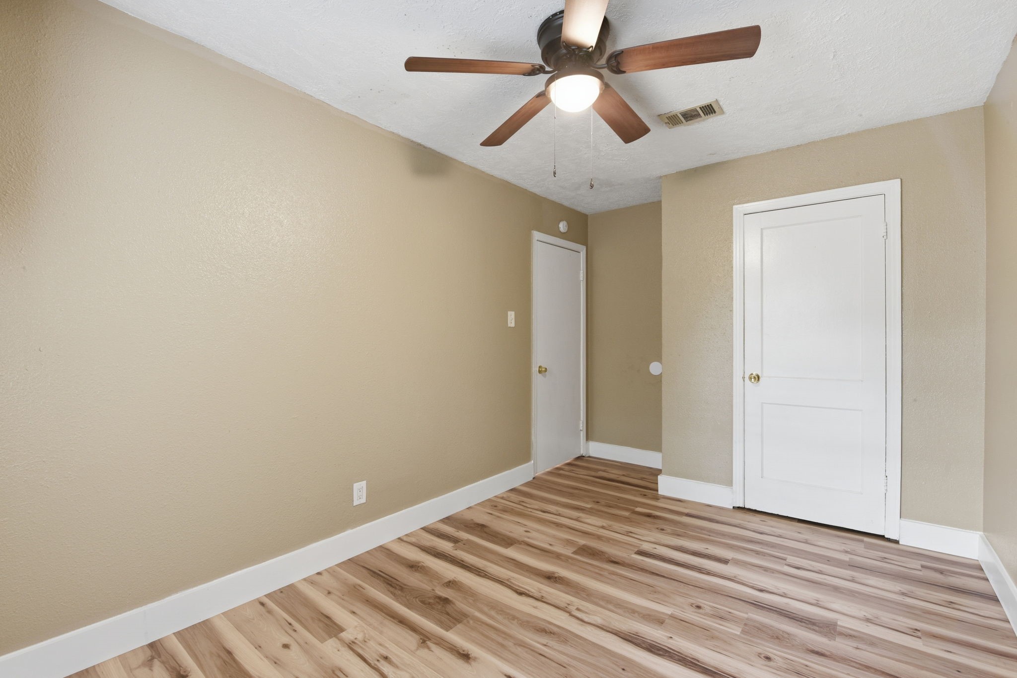 1109 E Walker Street Property Photo 31