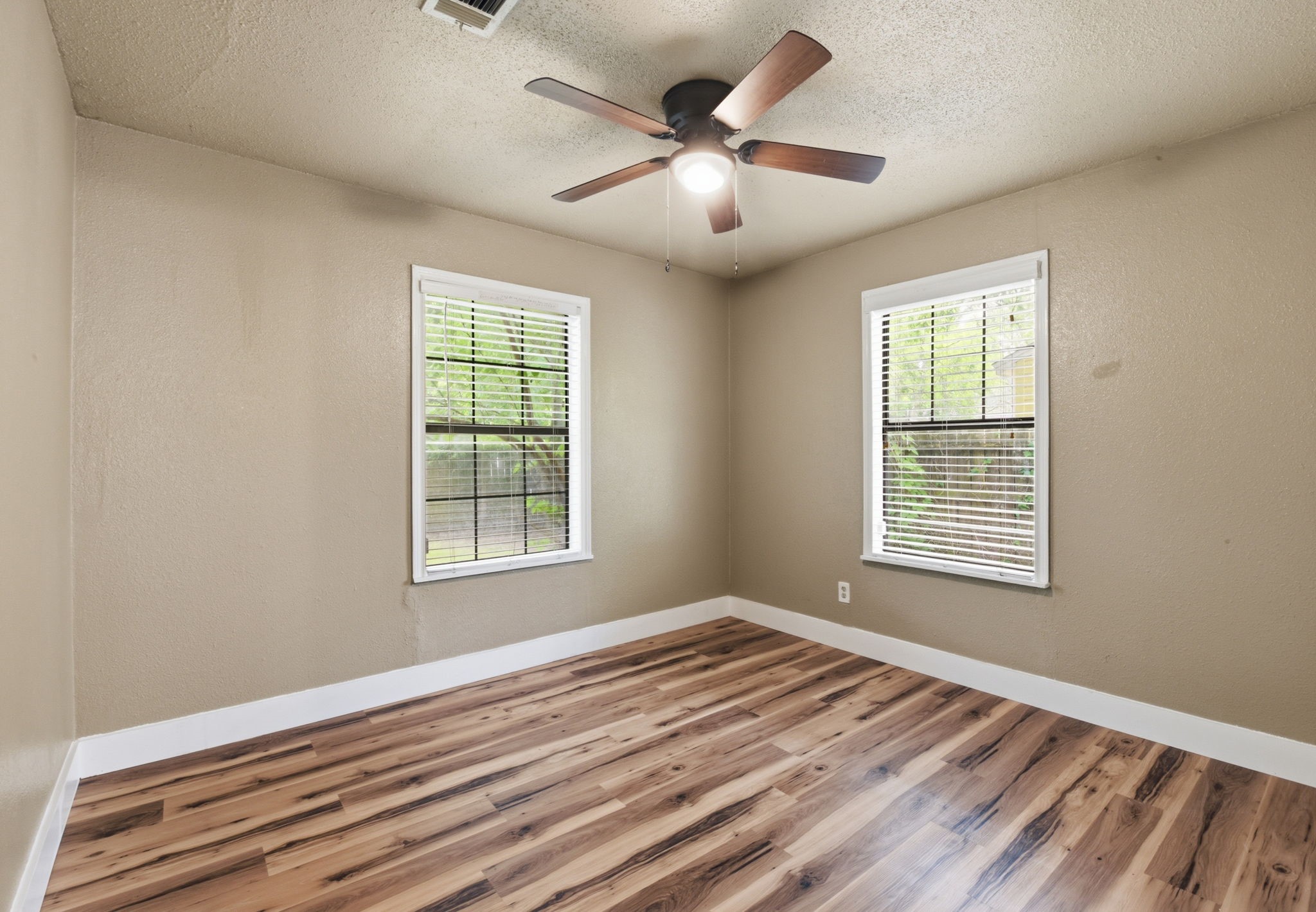 1109 E Walker Street Property Photo 32