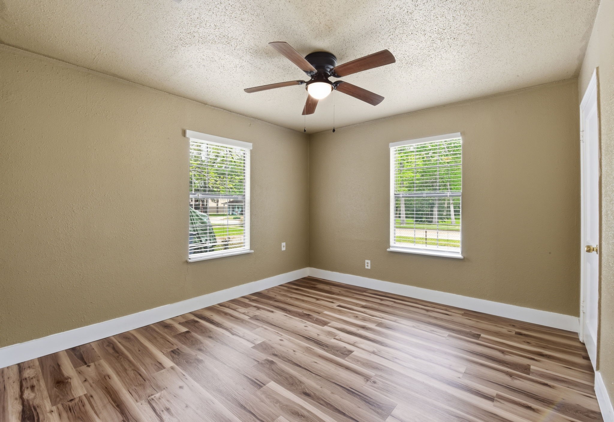 1109 E Walker Street Property Photo 36