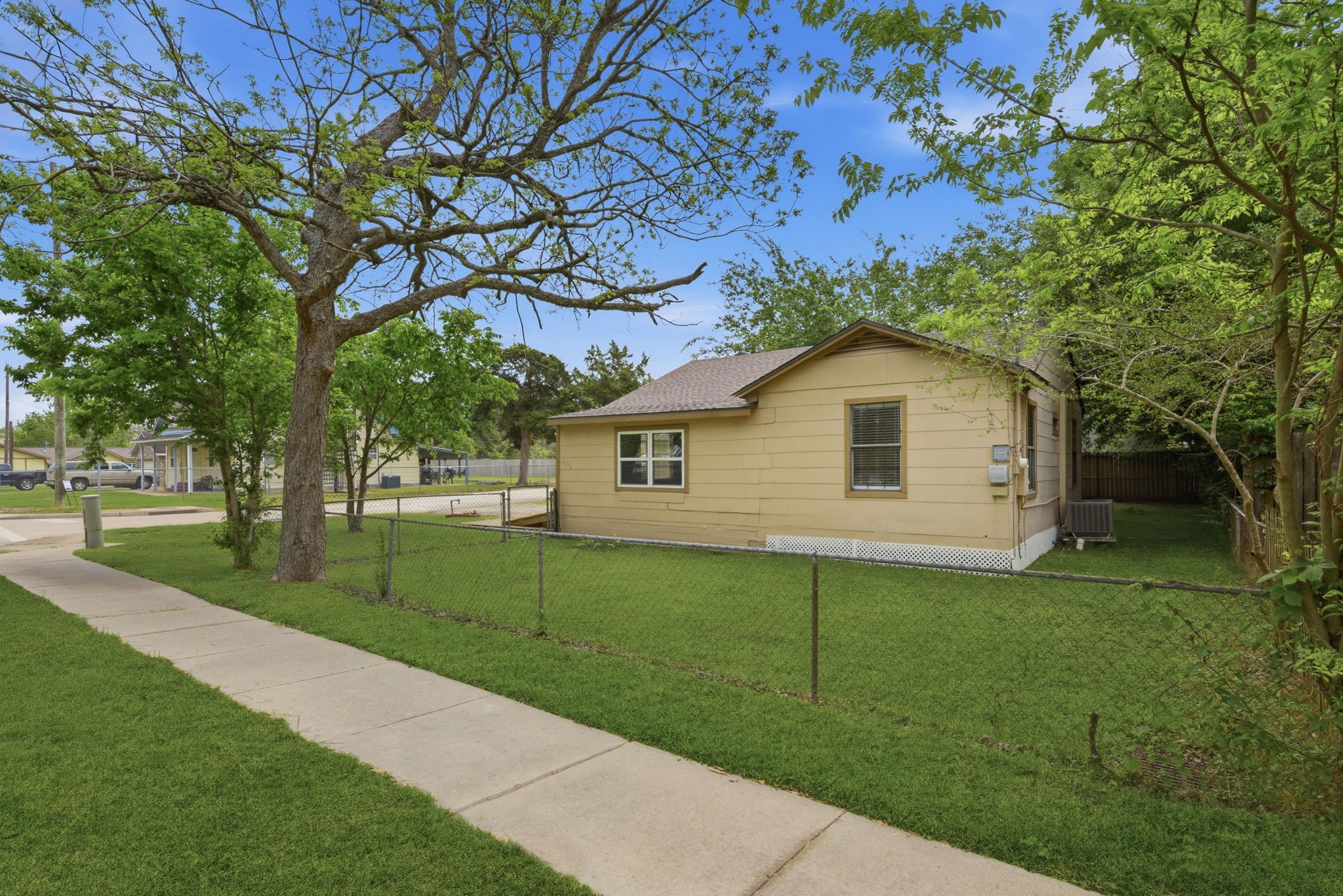 1109 E Walker Street Property Photo 38