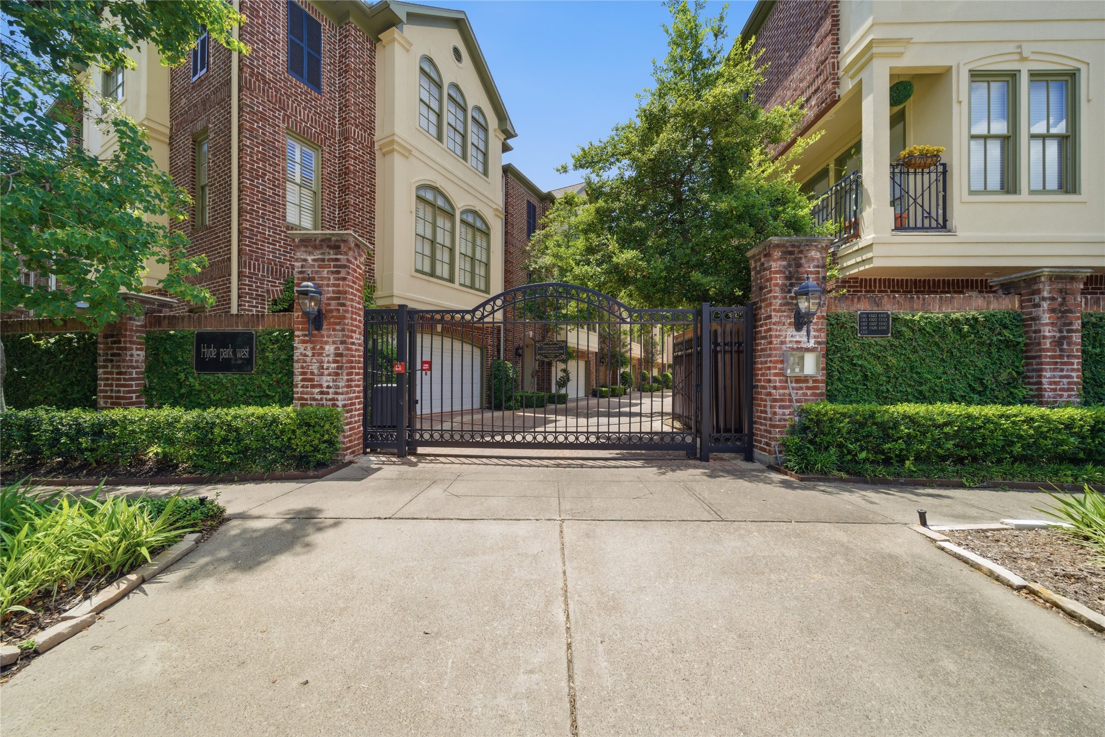1329 Hyde Park Boulevard Property Photo 2