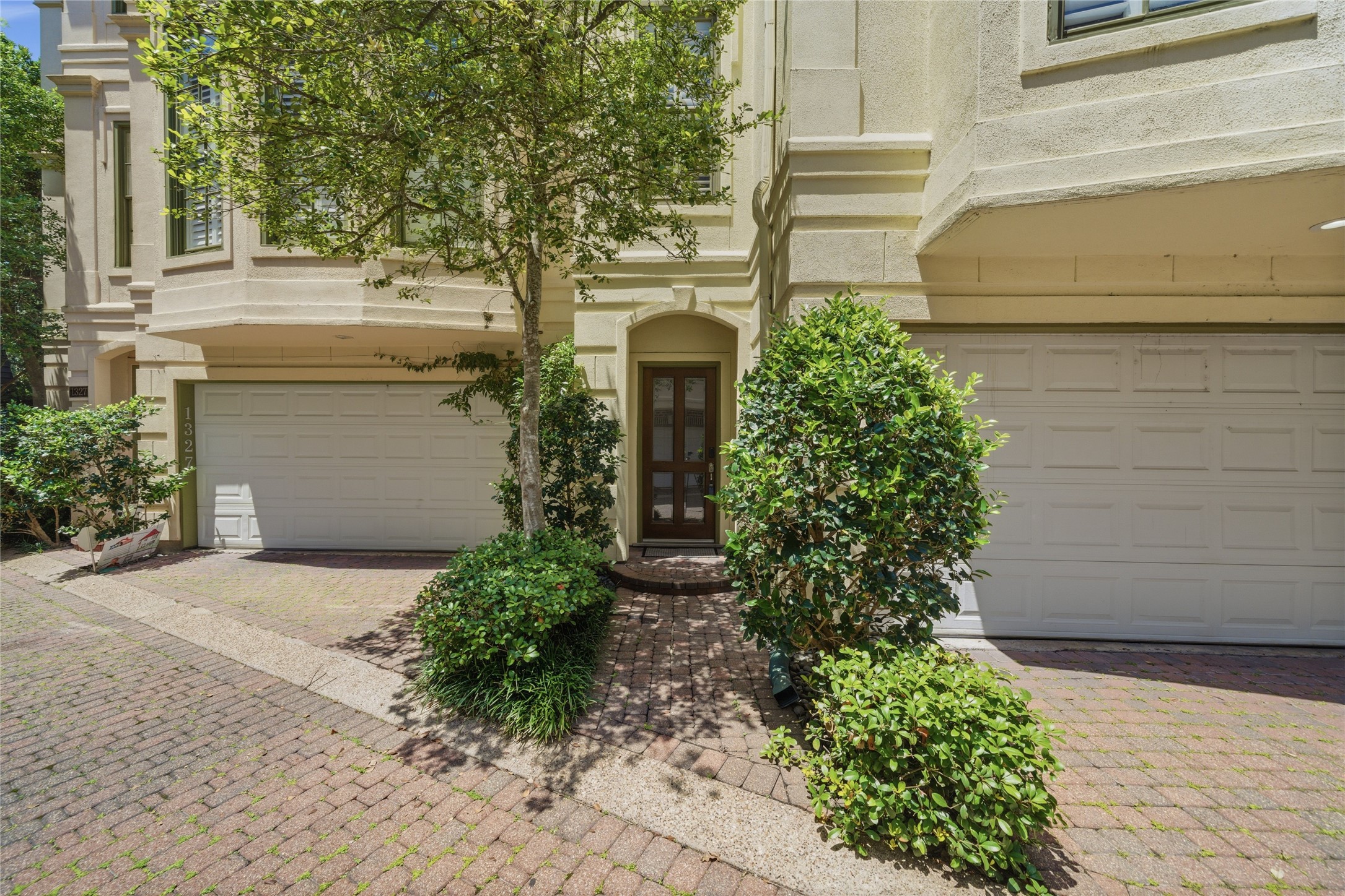 1329 Hyde Park Boulevard Property Photo 3