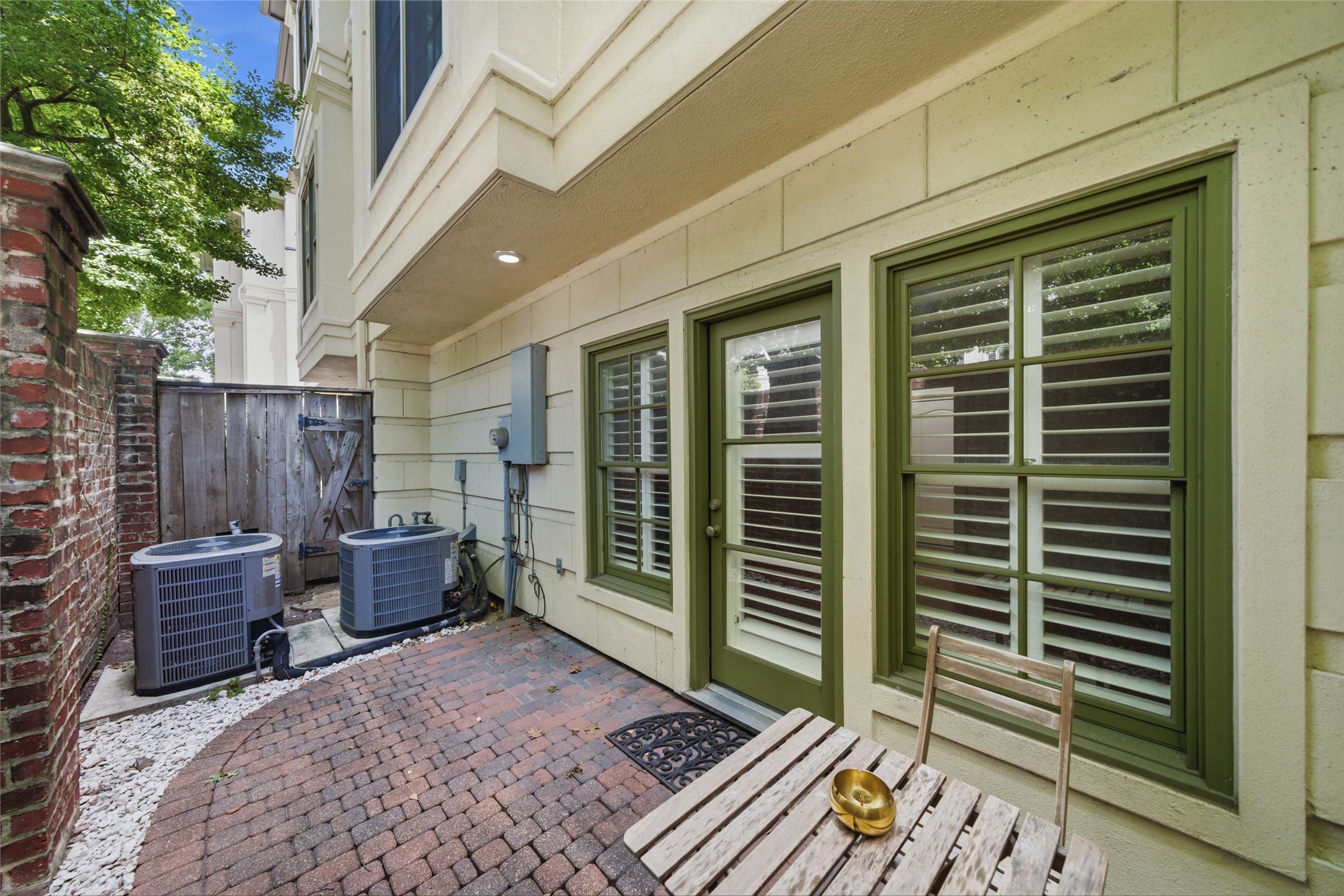 1329 Hyde Park Boulevard Property Photo 6