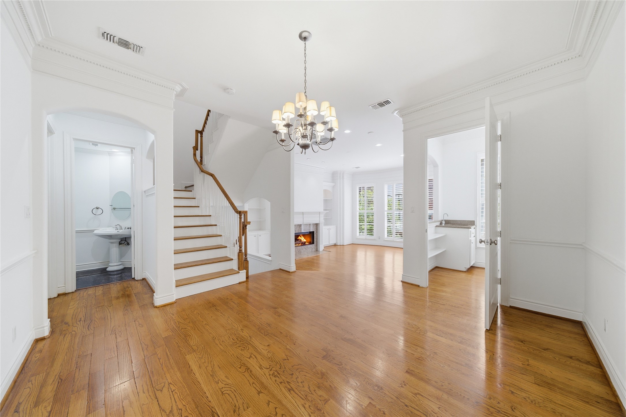 1329 Hyde Park Boulevard Property Photo 8