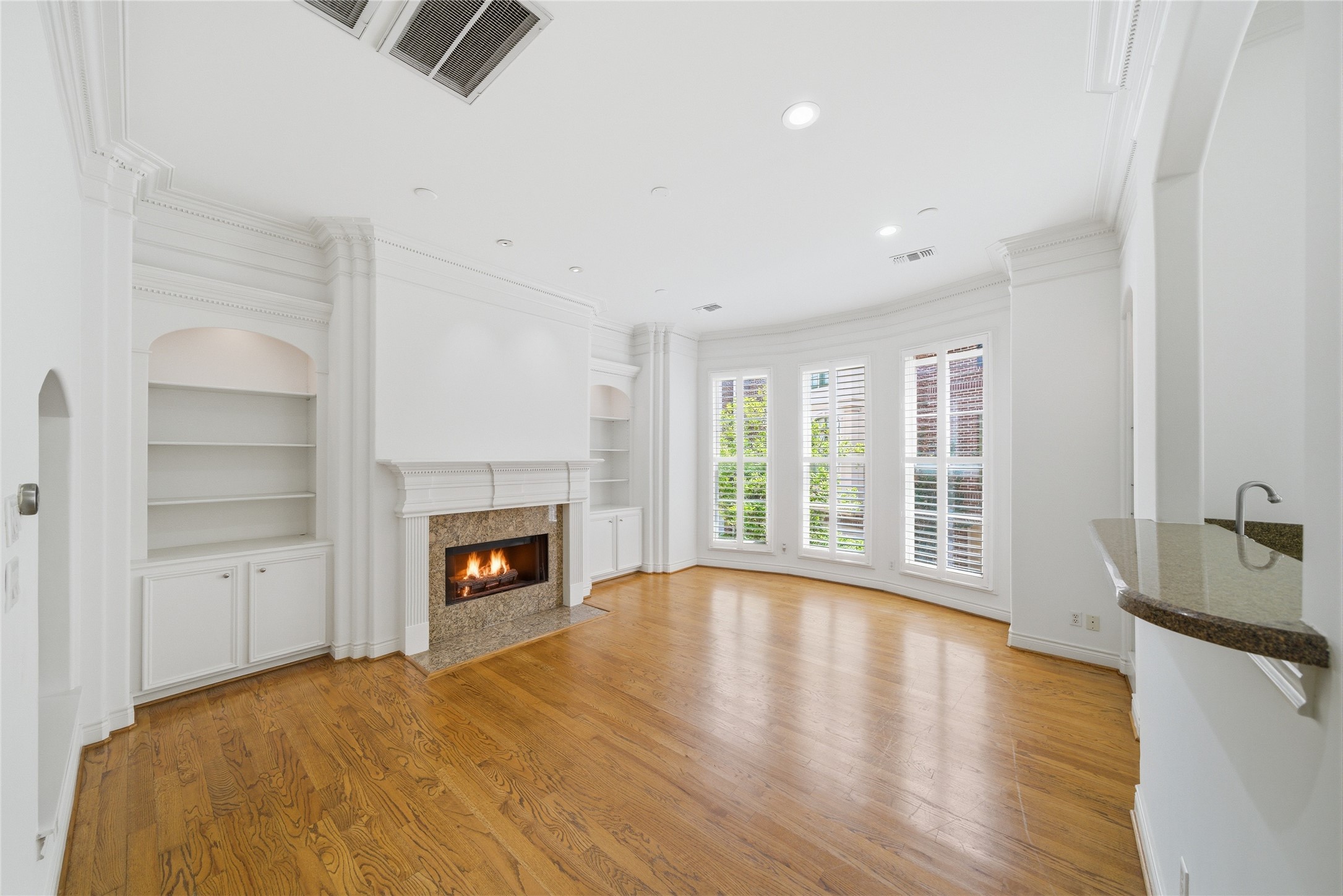 1329 Hyde Park Boulevard Property Photo 9