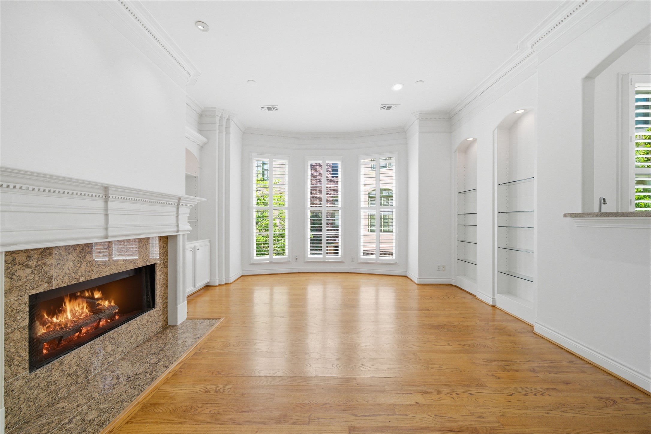 1329 Hyde Park Boulevard Property Photo 12