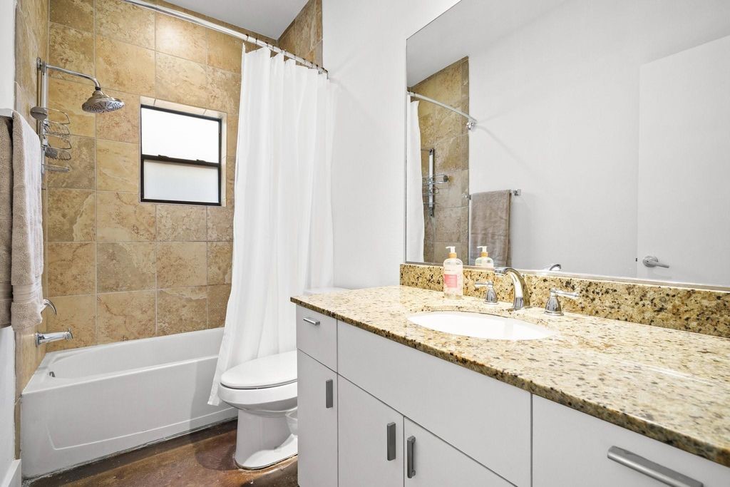 2220 Bastrop Street Property Photo 11