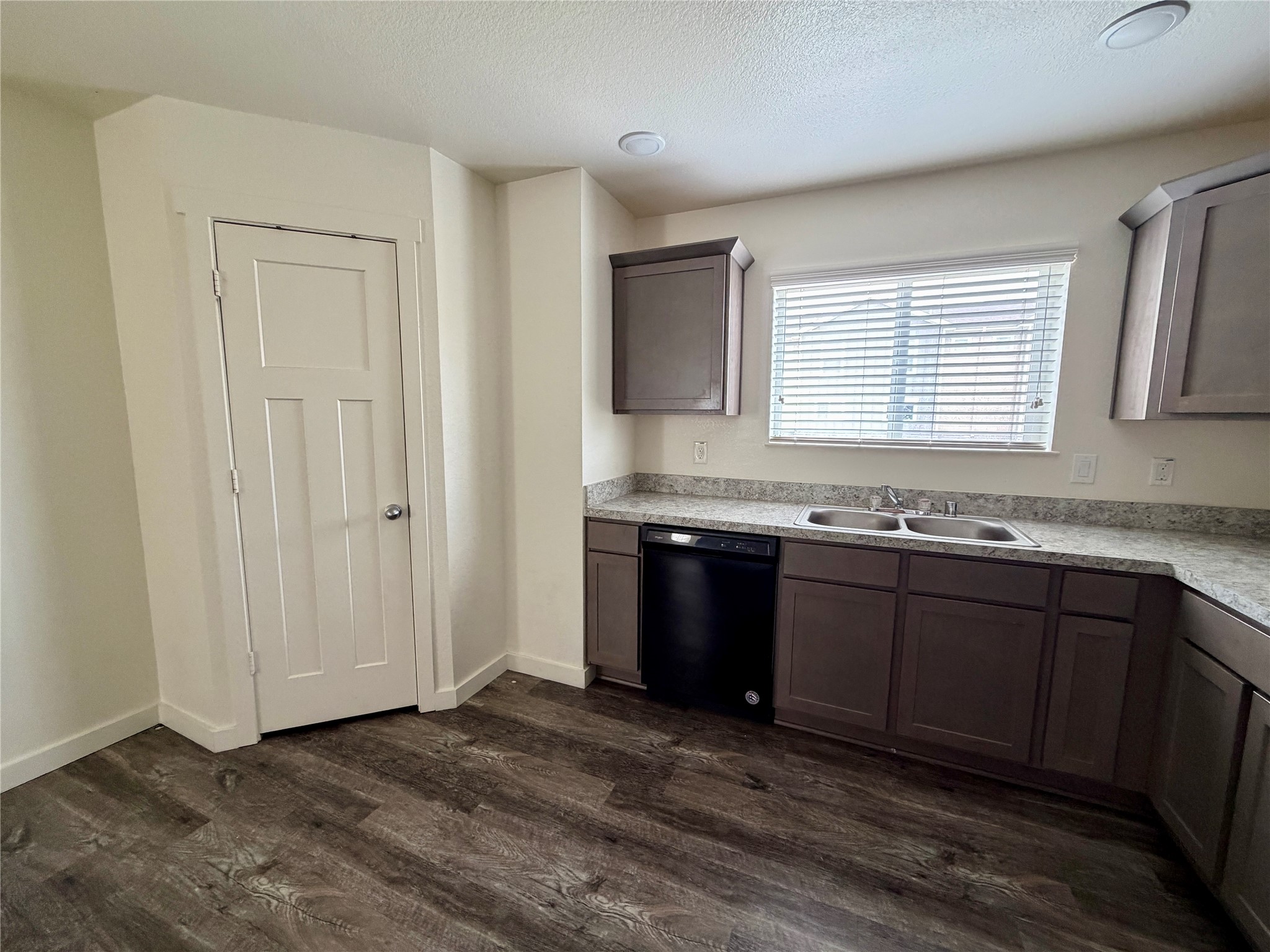 21155 Gosling Road 27b Property Photo 7