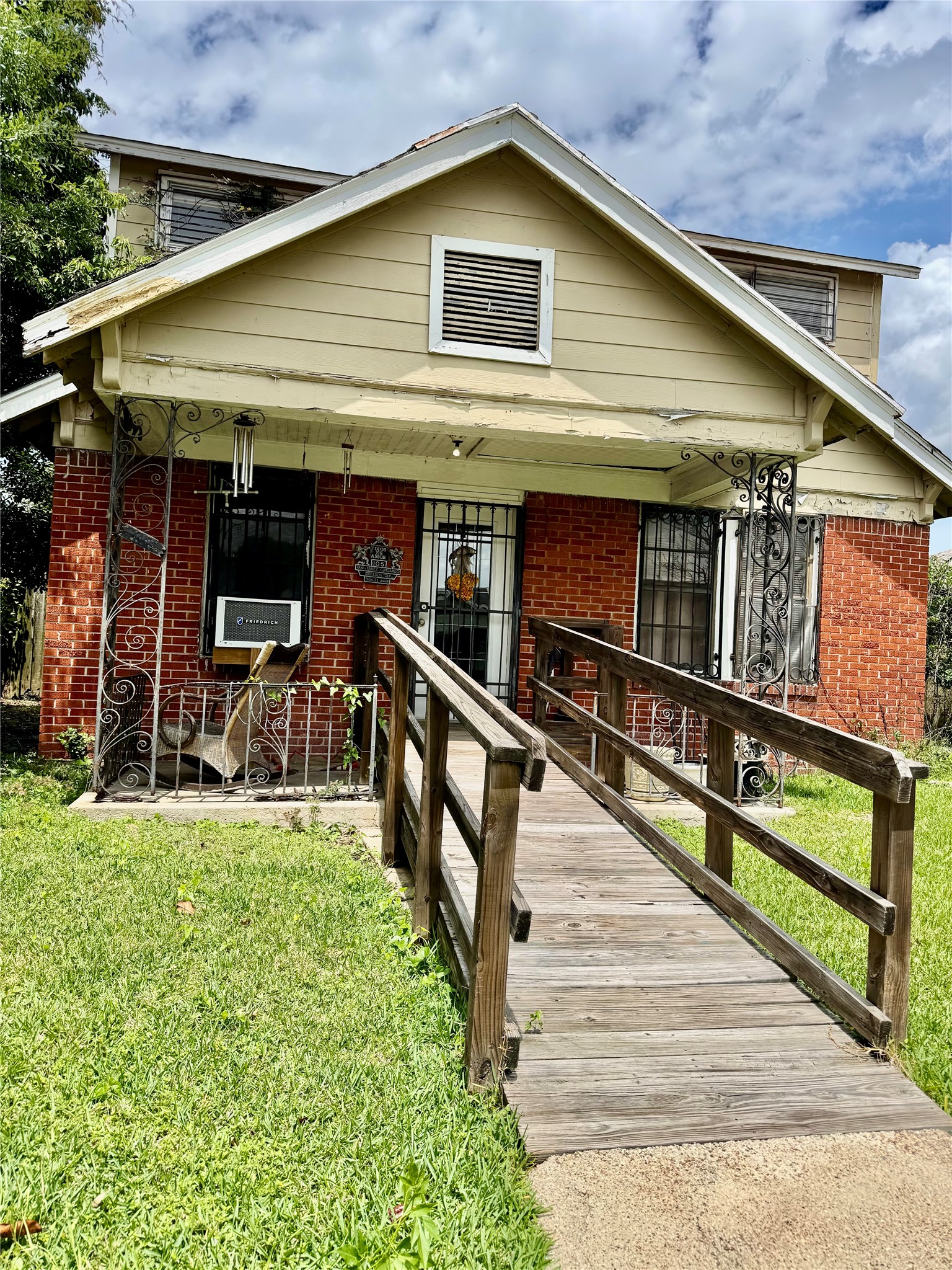 105 Dresden Street Property Photo 2