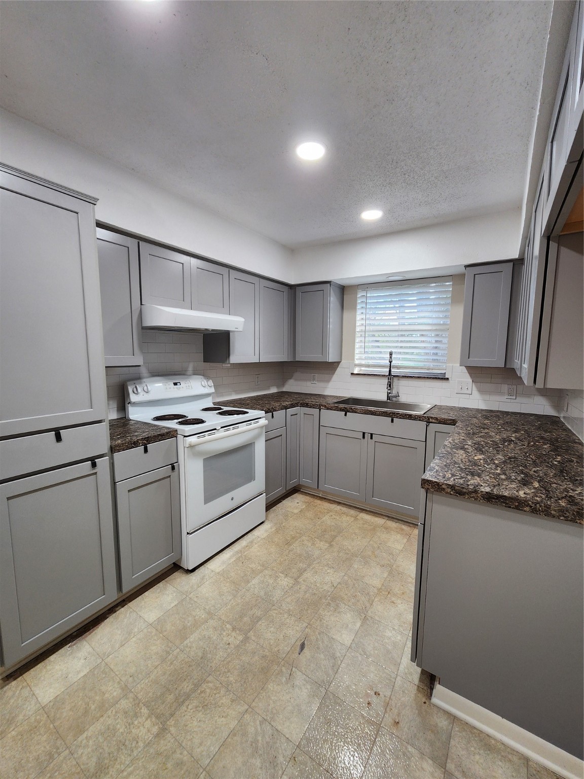 2200 Golden Avenue Property Photo 8