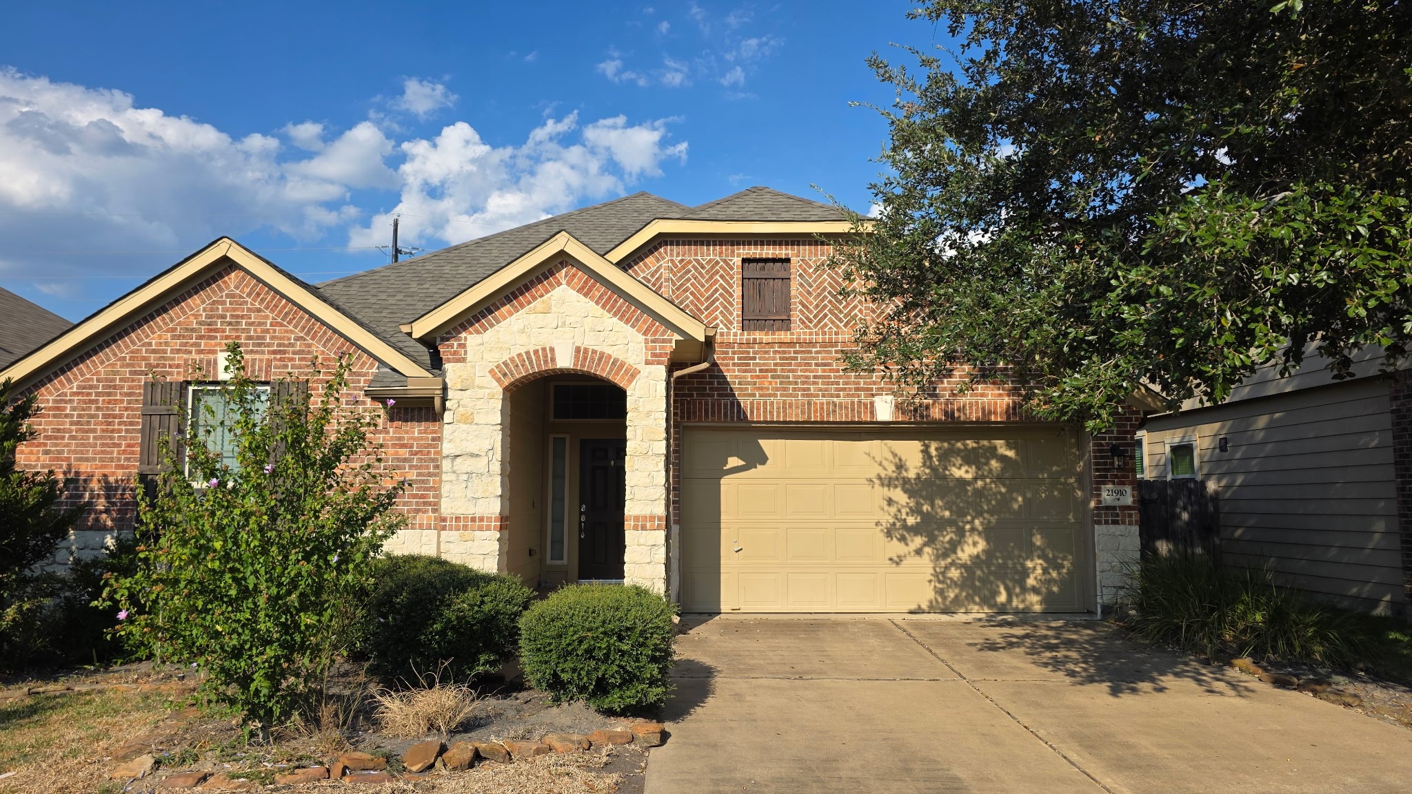 21910 Cascade Hollow Lane Property Photo 1