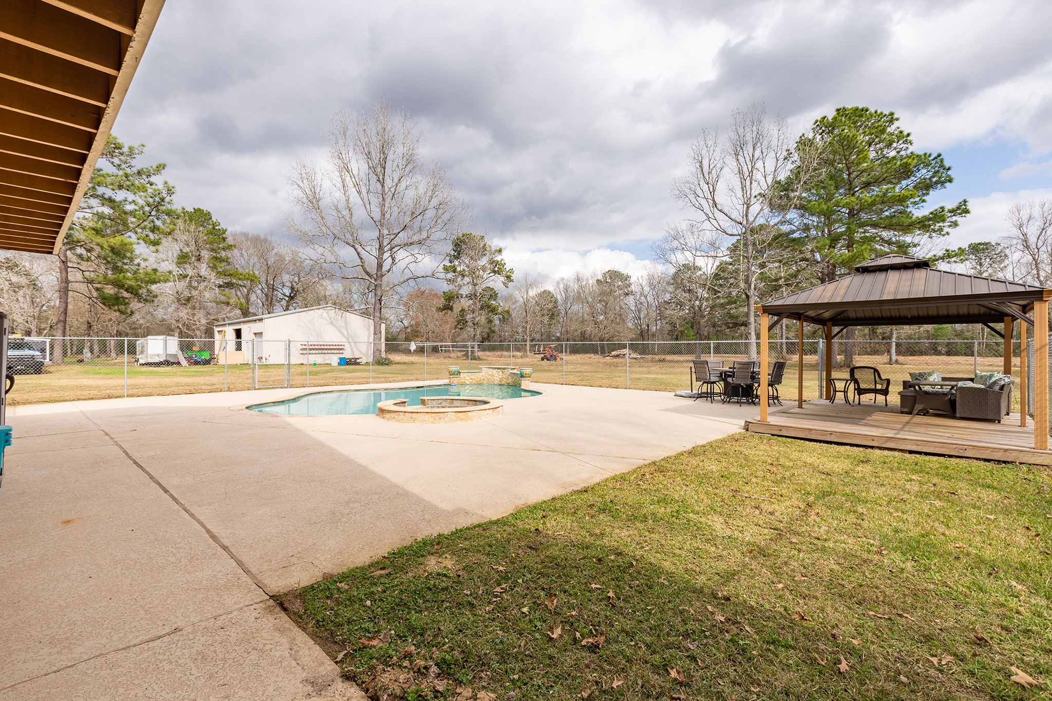 14750 Highway 146 N Property Photo 38