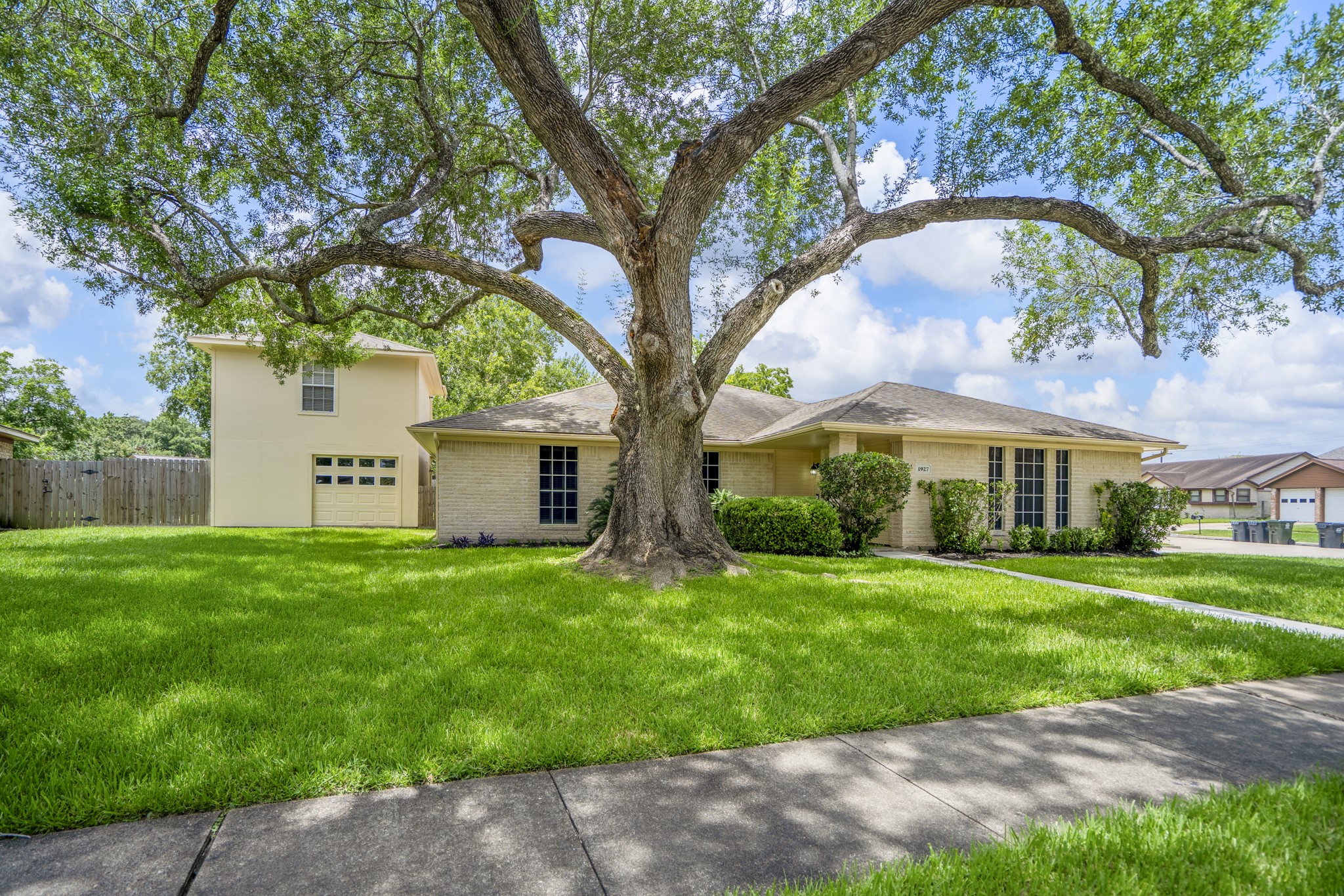 1927 Oaklawn Street Property Photo 1