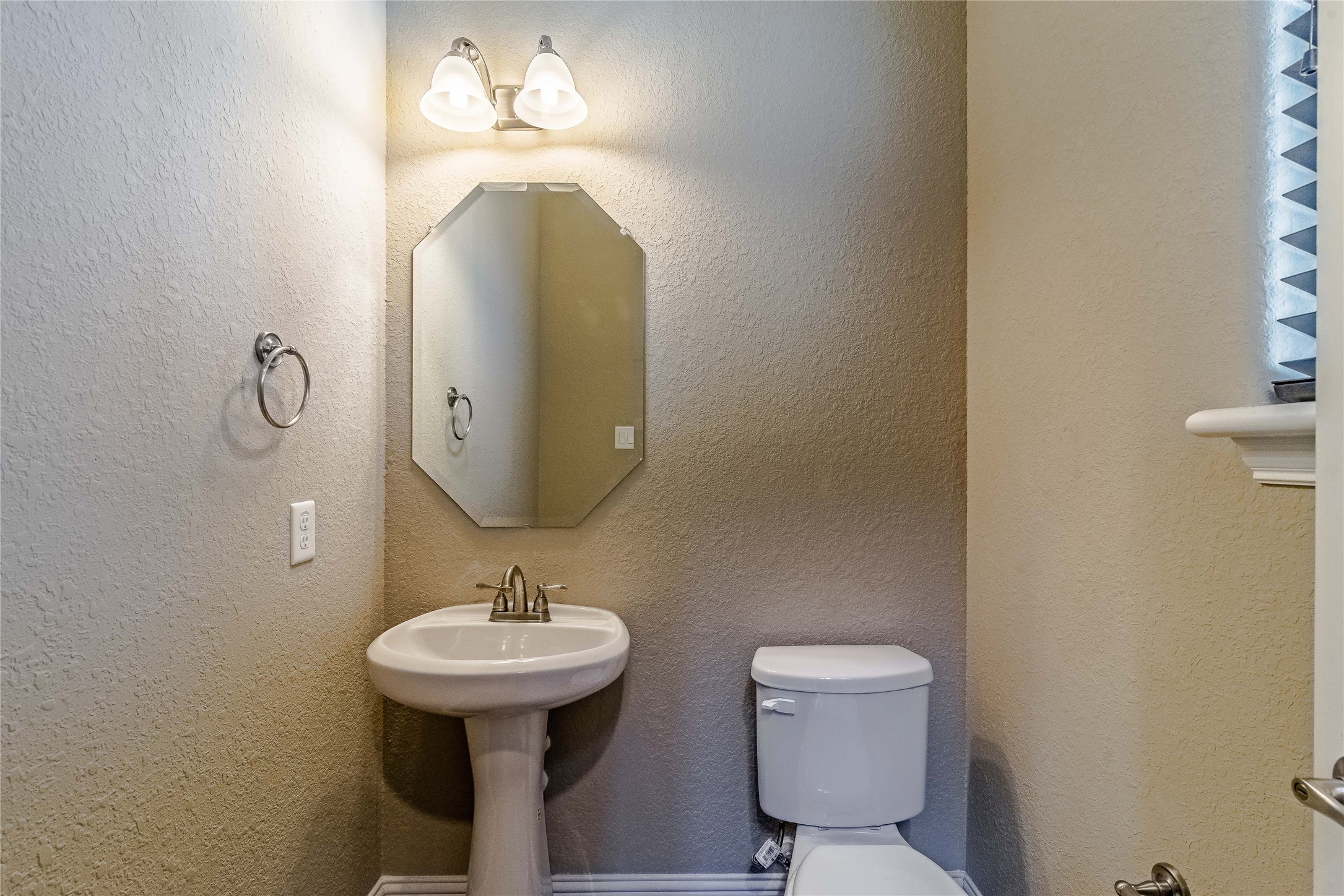 1610 Knox Street A Property Photo 16