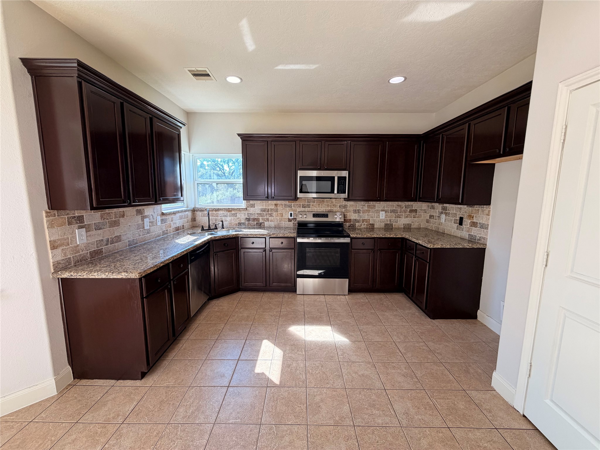 7718 Veranda Drive Property Photo 4