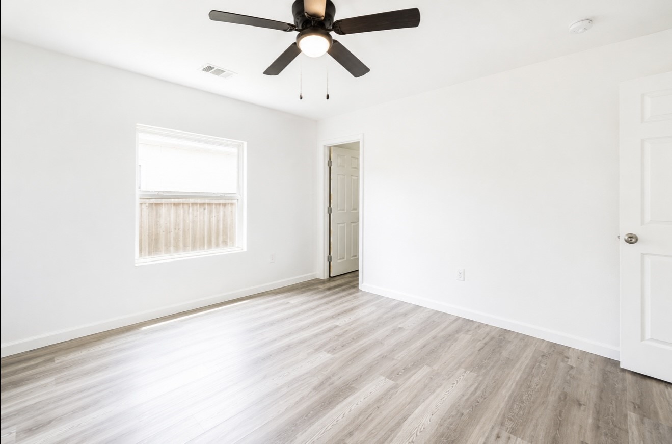 11938 Greenglen Drive Property Photo 8