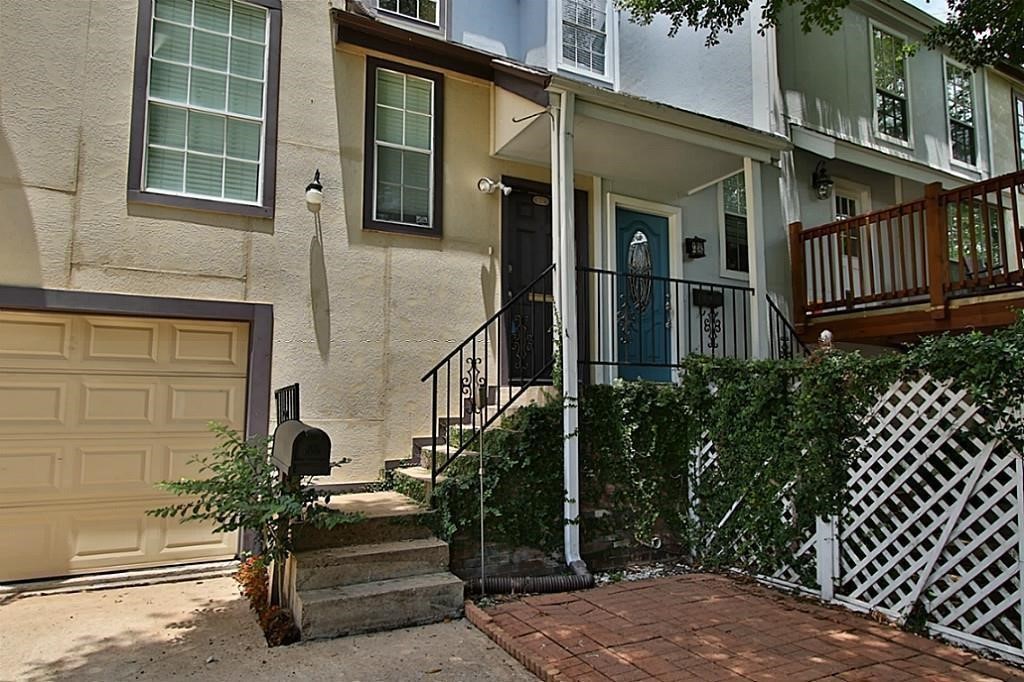 814 Knox Street C Property Photo 1