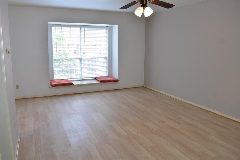814 Knox Street C Property Photo 4