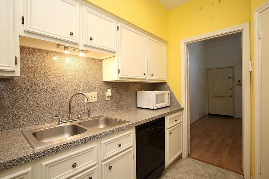 814 Knox Street C Property Photo 10