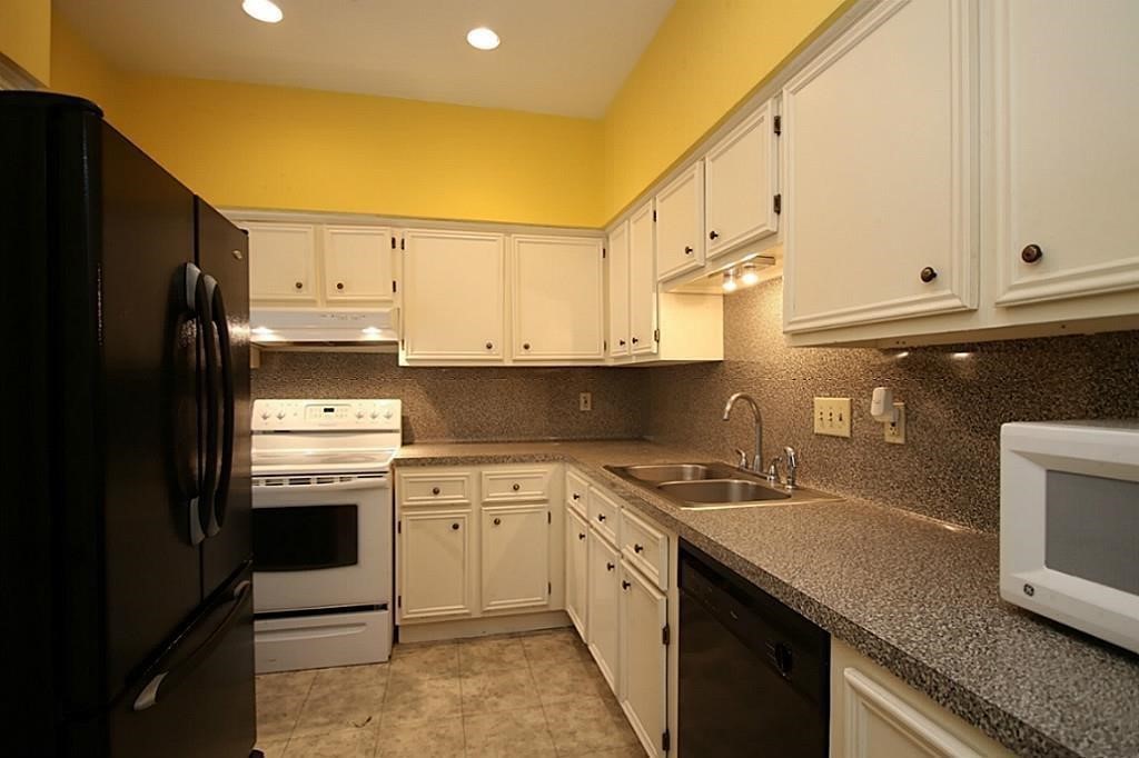 814 Knox Street C Property Photo 13