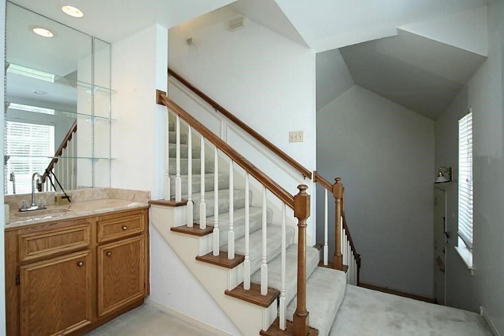 814 Knox Street C Property Photo 14