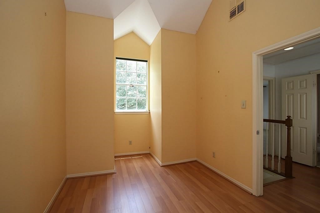 814 Knox Street C Property Photo 17