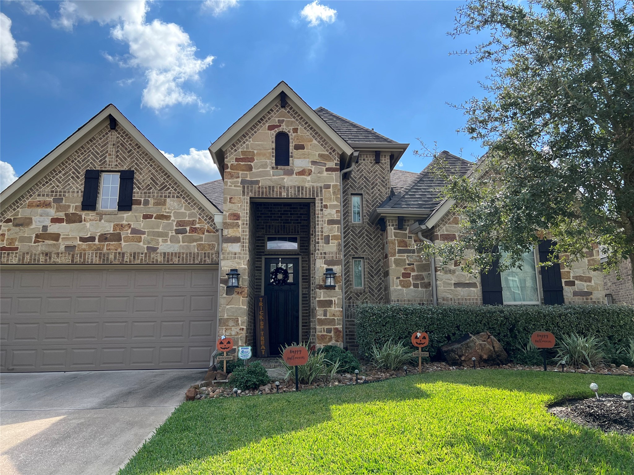 20427 Montecrest Circle Property Photo 1