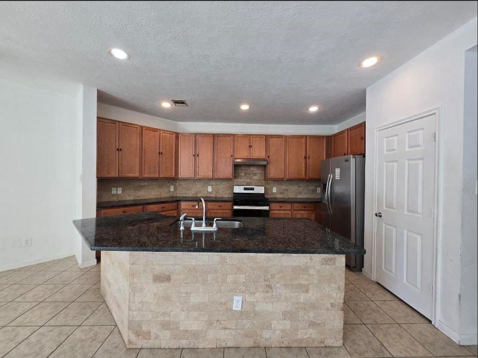 18611 White Ash Ln Property Photo 3