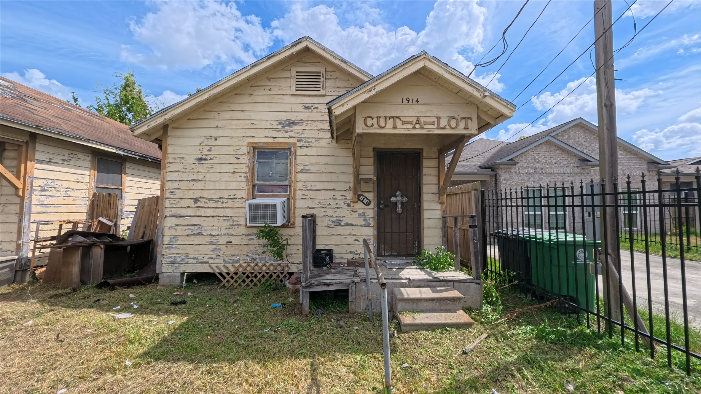 1914 Benson Street Property Photo 1
