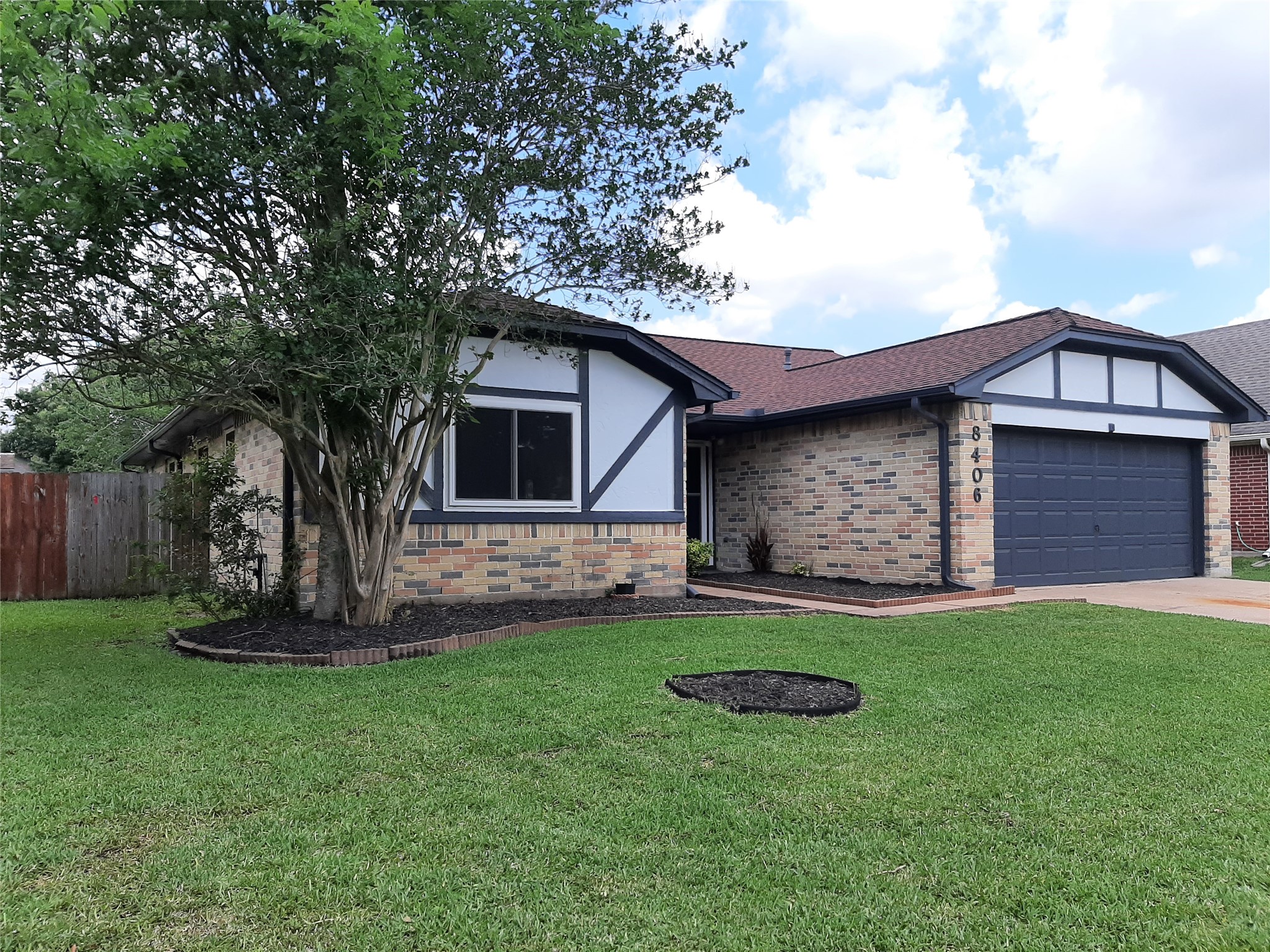 8406 Woodland Willows Drive Property Photo 2