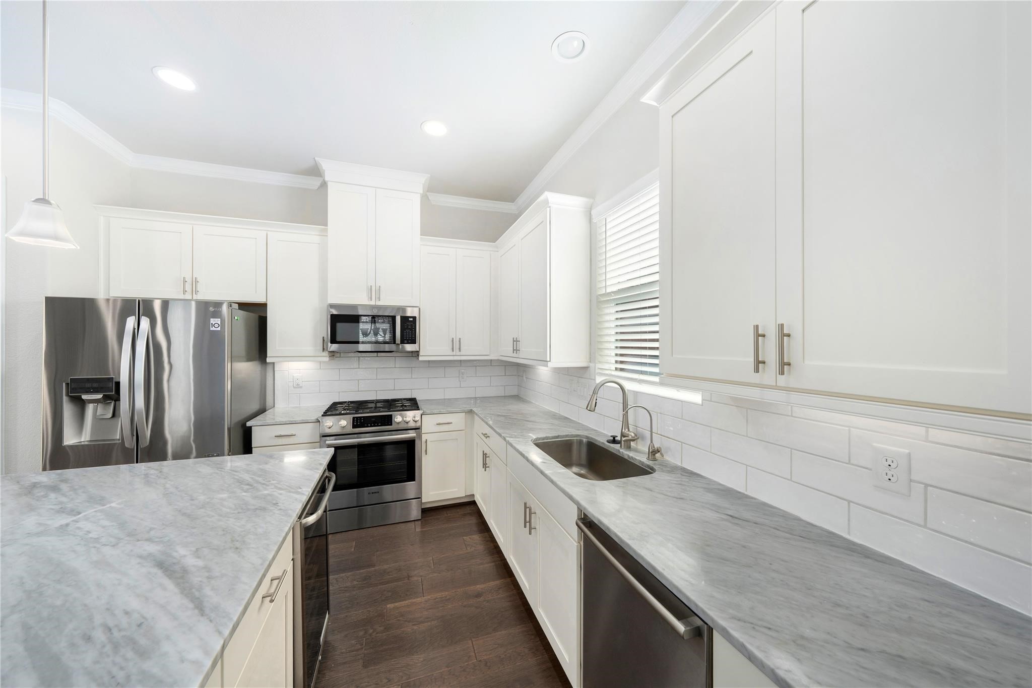420 W 28th Street D Property Photo 8
