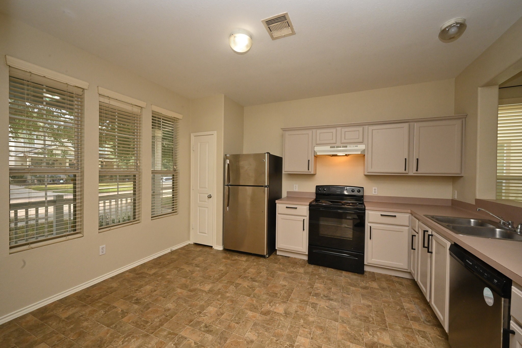 16806 Mammoth Springs Drive Property Photo 5