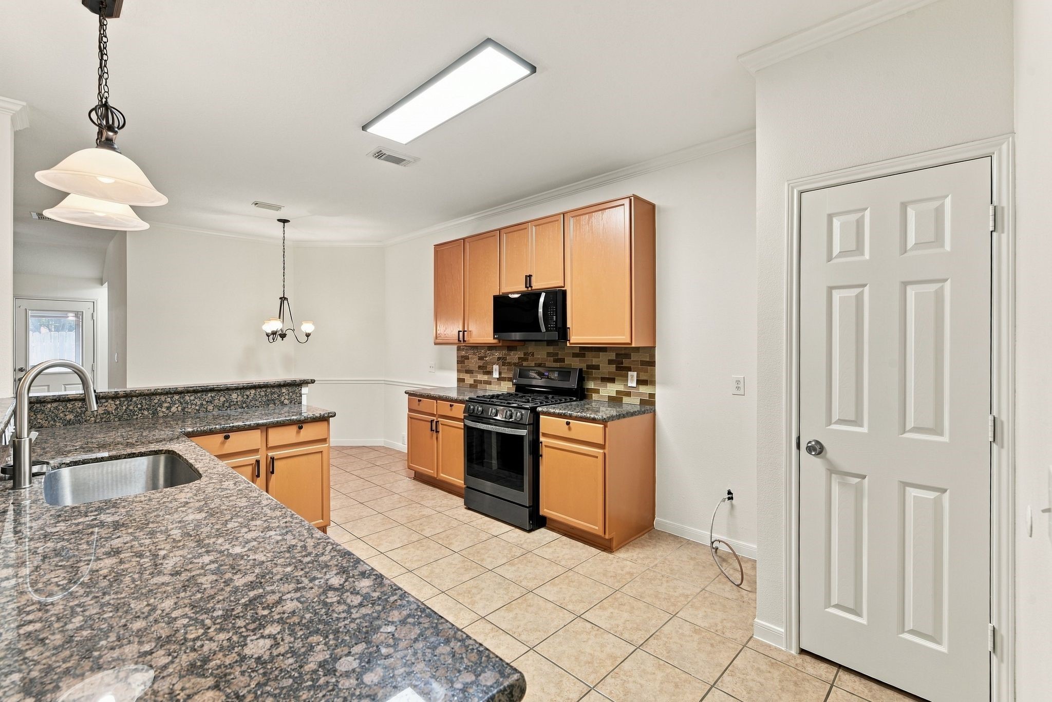 17438 Hoover Gardens Drive Property Photo 8