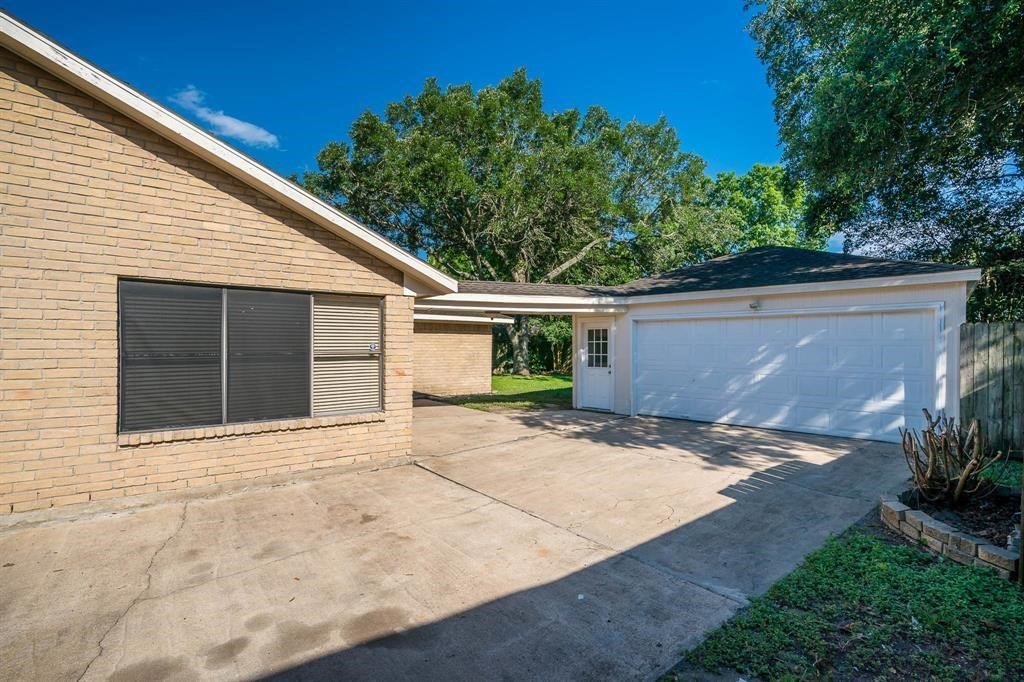 21203 Park Brook Drive Property Photo 4