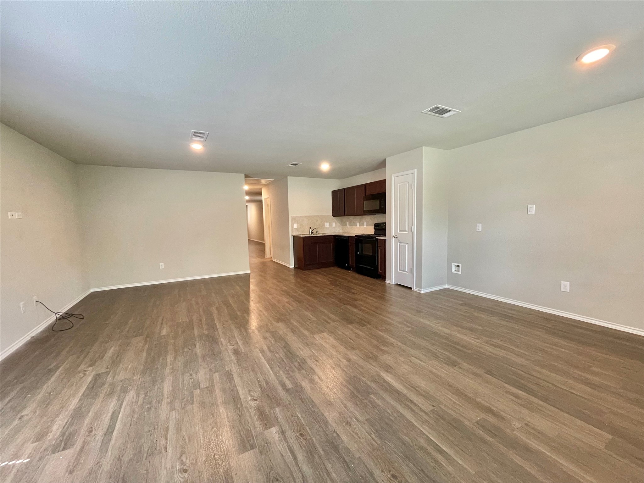 126 E Ash St Property Photo 3