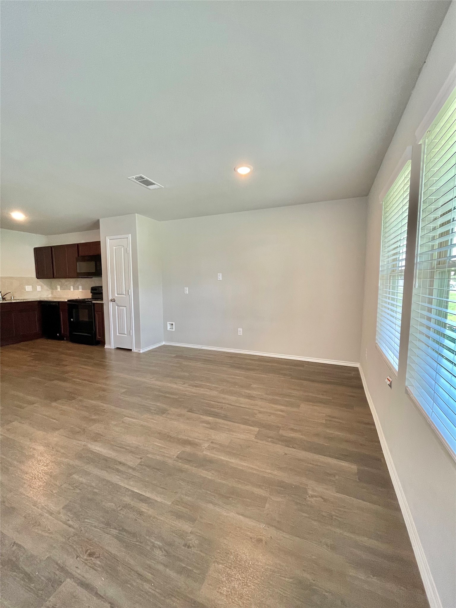 126 E Ash St Property Photo 6
