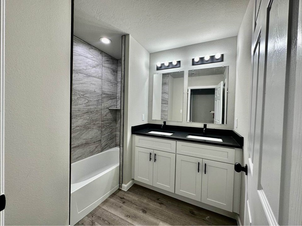 4302 Hirsch Road A Property Photo 11