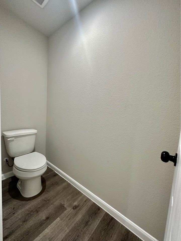 4302 Hirsch Road A Property Photo 13