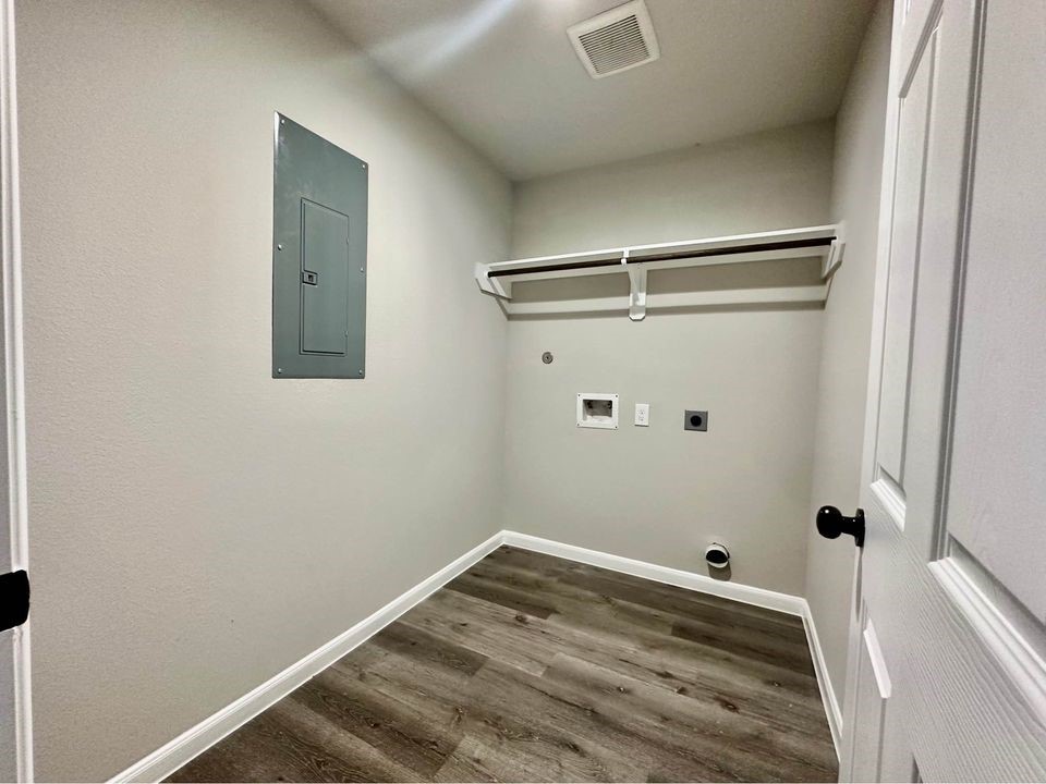 4302 Hirsch Road A Property Photo 15
