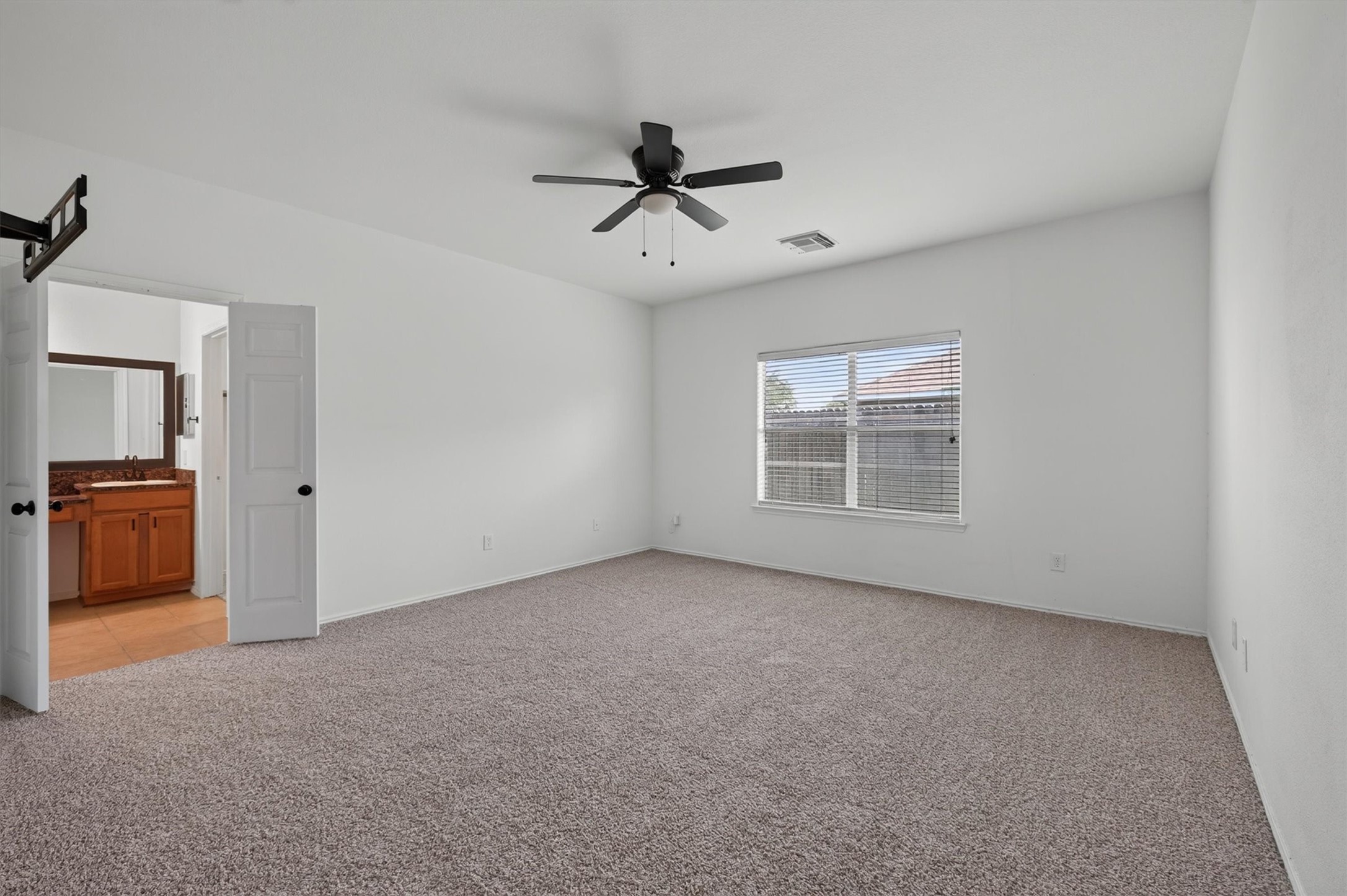 206 Unique Court Property Photo 35
