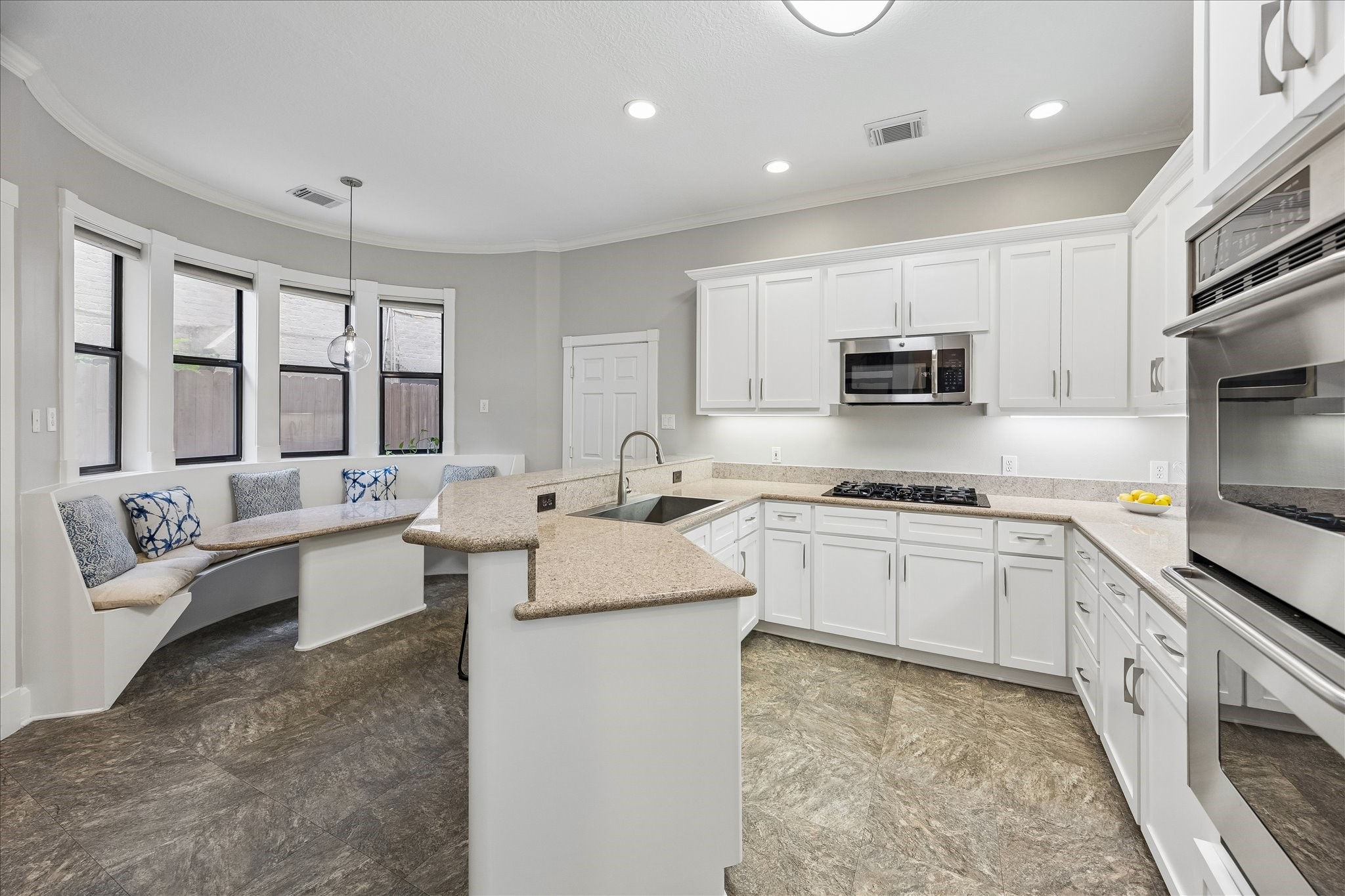 1614 Castle Court Property Photo 10