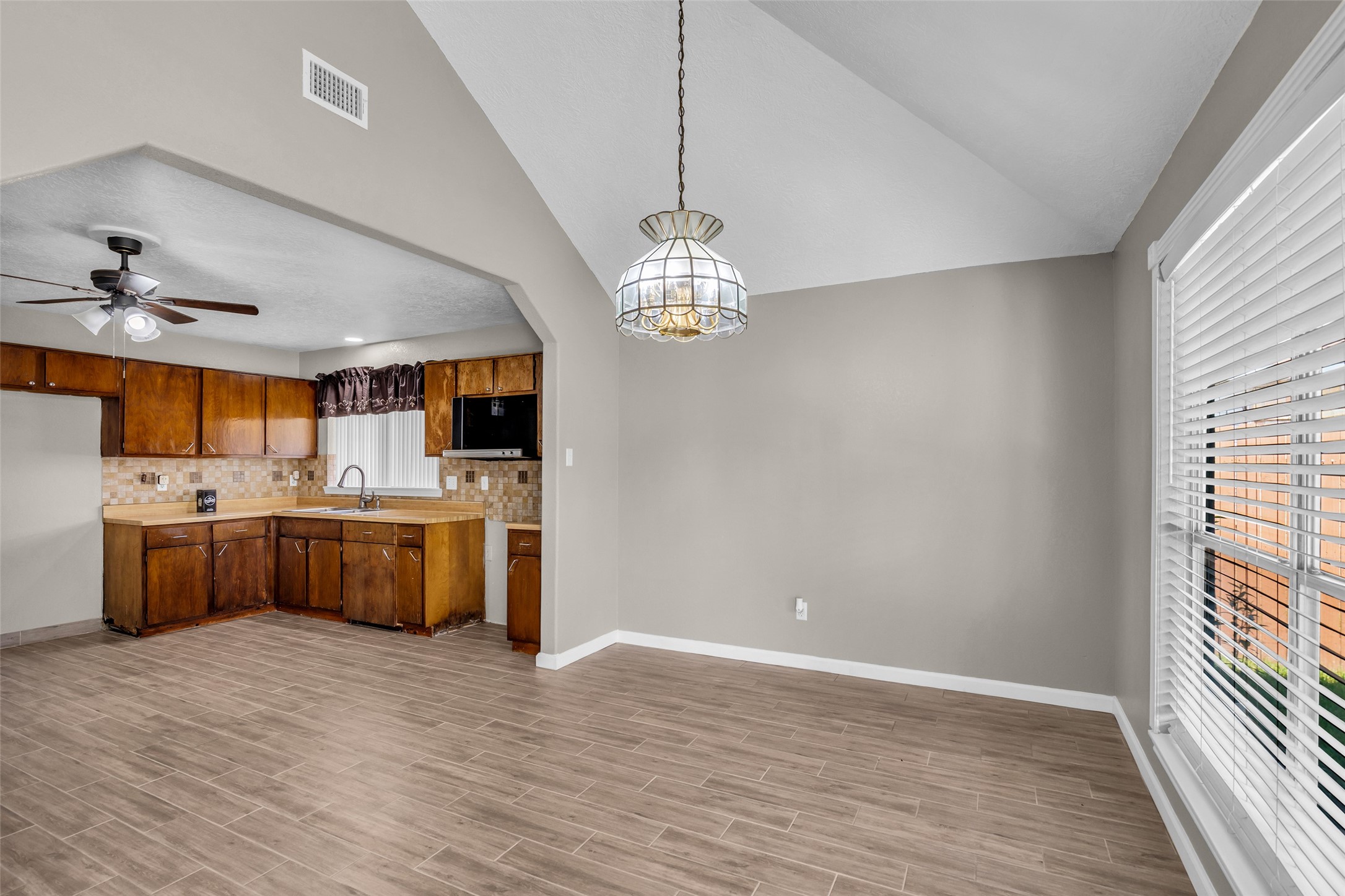 6522 Redding Springs Lane Property Photo 3