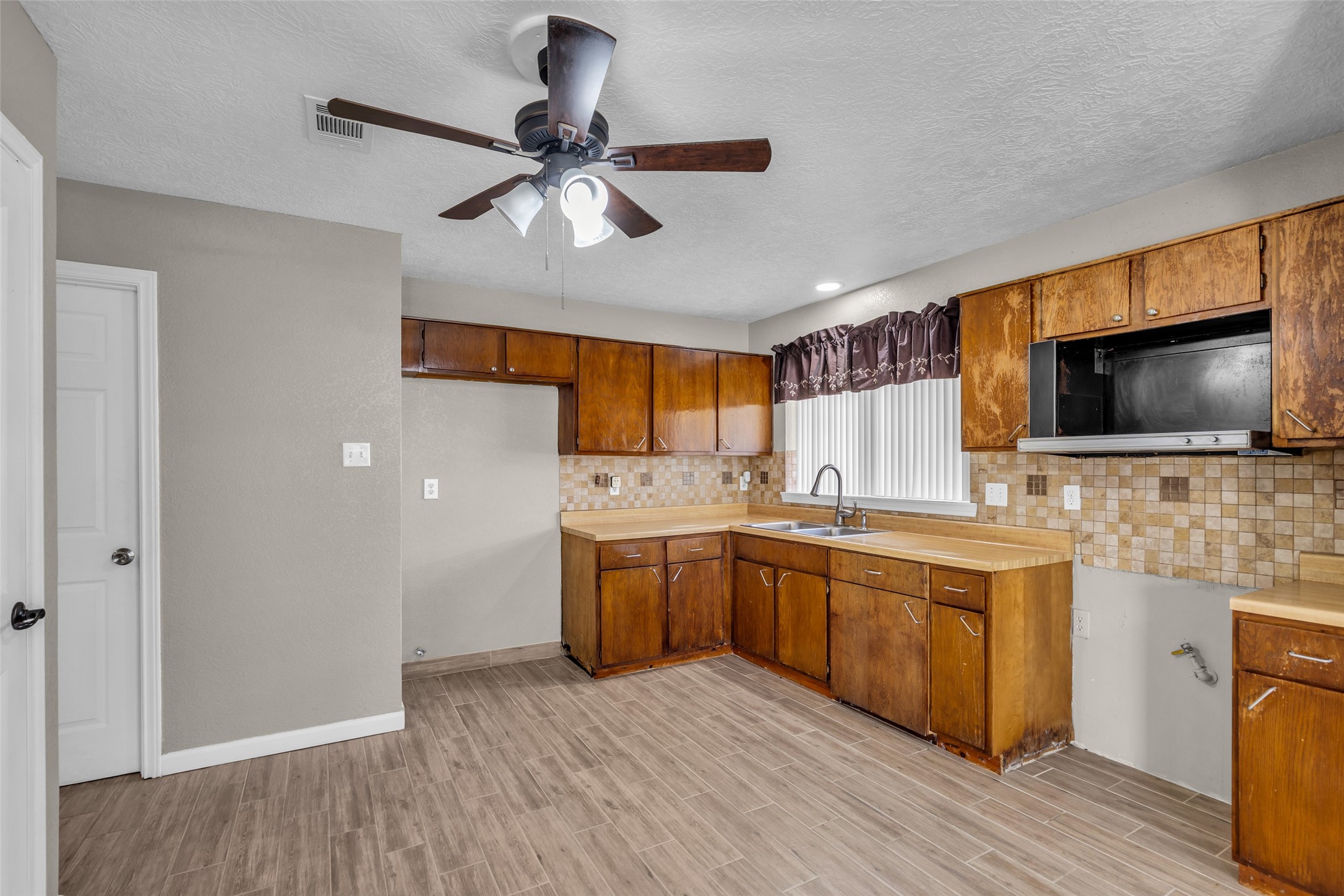 6522 Redding Springs Lane Property Photo 4