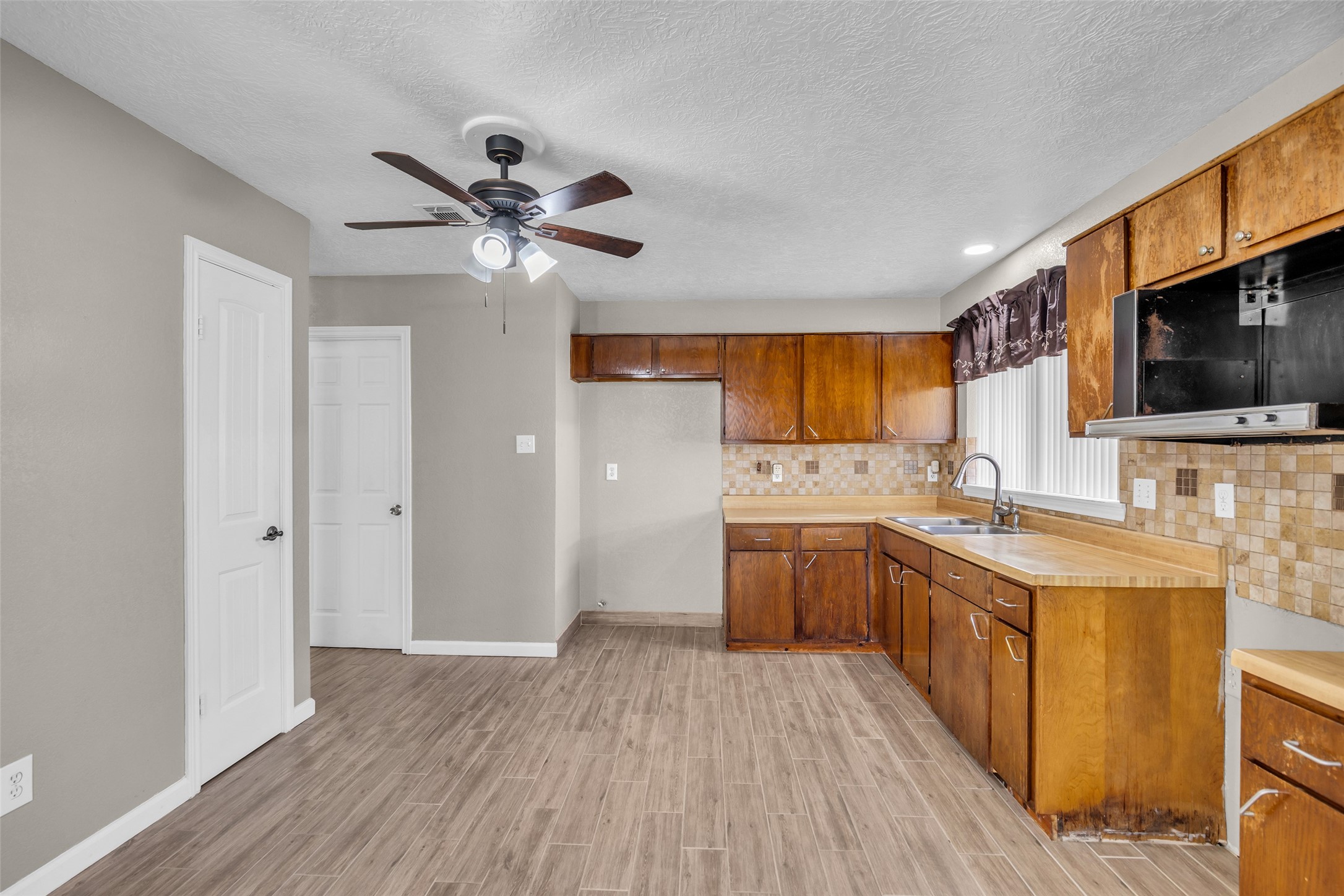 6522 Redding Springs Lane Property Photo 5
