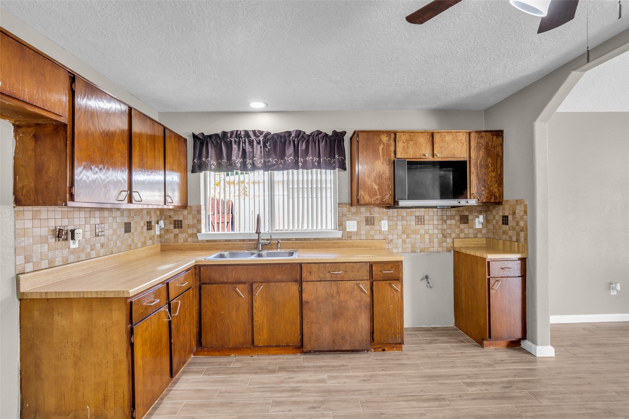 6522 Redding Springs Lane Property Photo 7